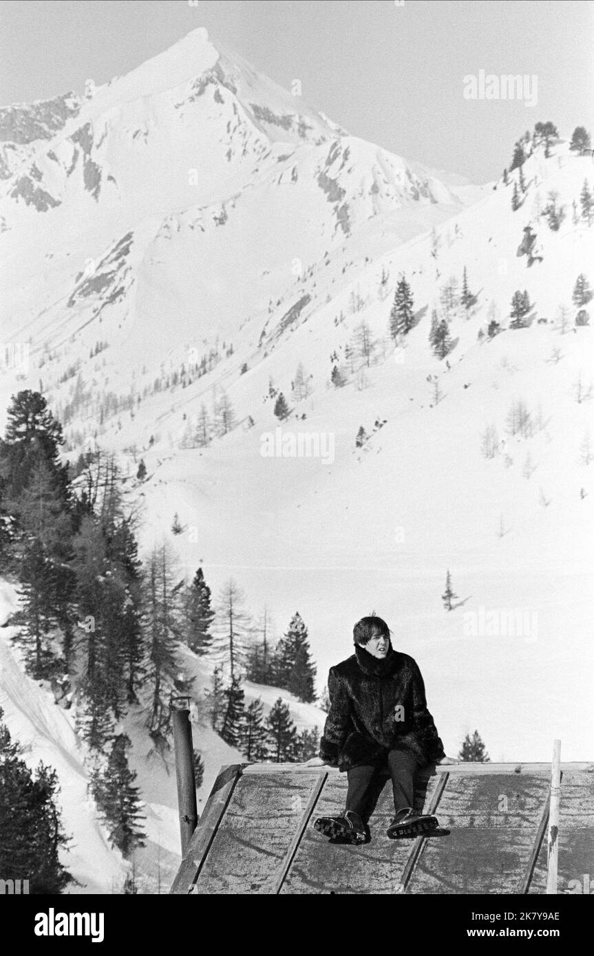 Paul McCartney Film Help!; The Beatles: Help! (UK 1965) regista: Richard Lester 29 luglio 1965 **ATTENZIONE** questa fotografia è ad uso esclusivamente editoriale ed è copyright di UNITED ARTISTS e/o del fotografo assegnato dalla Film or Production Company e può essere riprodotta solo da pubblicazioni in concomitanza con la promozione del suddetto Film. È richiesto un credito obbligatorio per GLI ARTISTI UNITI. Il fotografo deve essere accreditato anche se conosciuto. Nessun uso commerciale può essere concesso senza l'autorizzazione scritta di The Film Company. Foto Stock