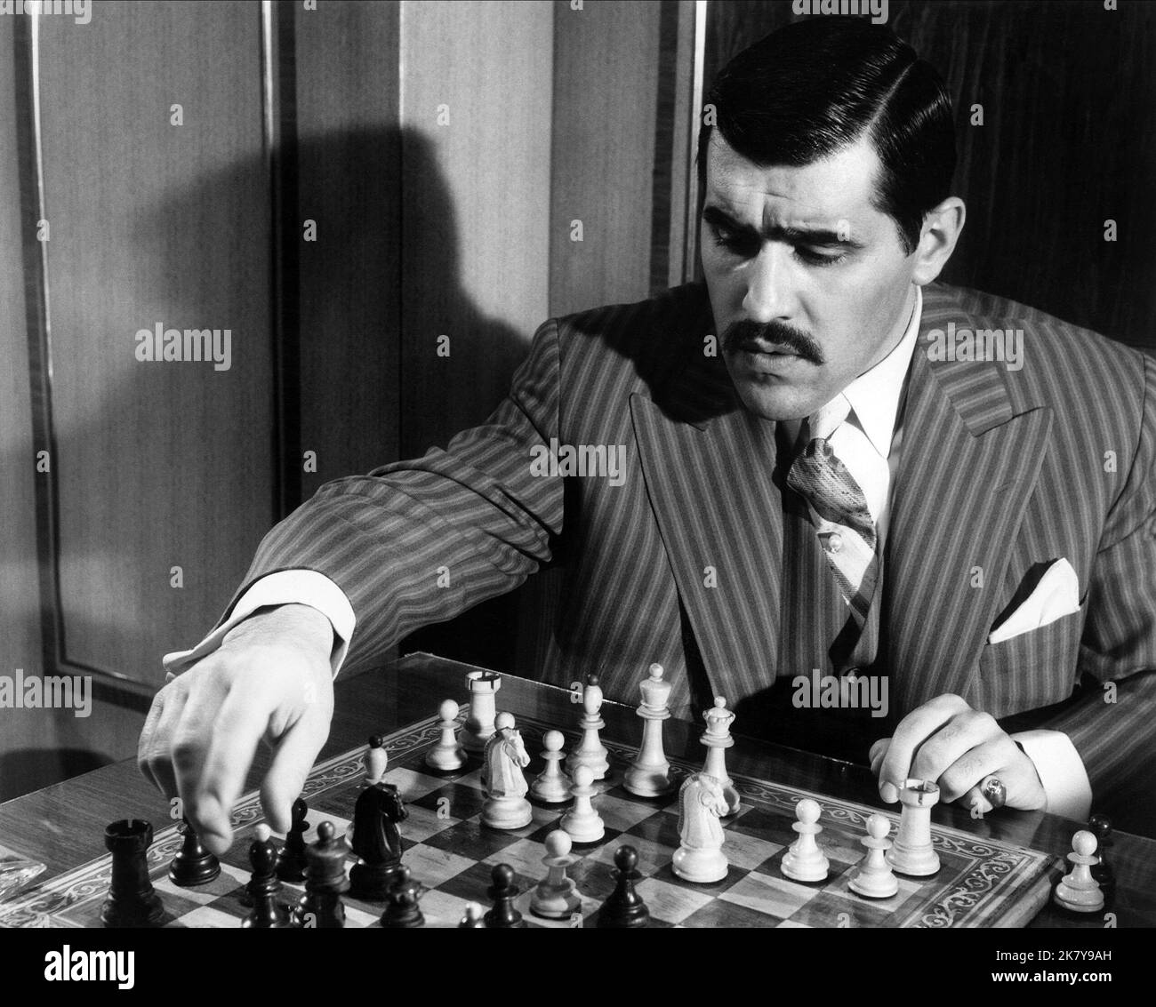 Mario Adorf Film: Tre mosse per la libertà; Brainwashed (DE 1960) personaggi: Mirko Centowic / Literaturverfilmung (basato sulla novella di Stefan Zweig) regista: GERD Oswald 02 settembre 1960 **AVVERTENZA** questa fotografia è solo per uso editoriale ed è copyright di ROXY FILM e/o del fotografo assegnato dalla Film o dalla Production Company e può essere riprodotta solo da pubblicazioni in concomitanza con la promozione del film di cui sopra. È richiesto un credito obbligatorio per IL FILM ROXY. Il fotografo deve essere accreditato anche quando è noto. Nessun uso commerciale può essere concesso senza autore scritto Foto Stock