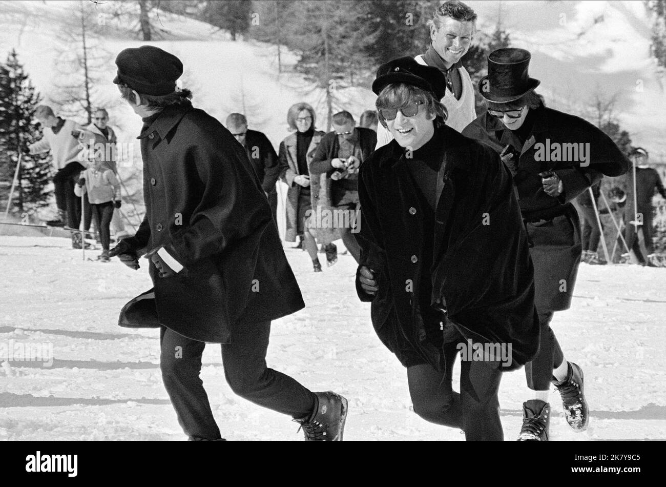 Ringo Starr, John Lennon & George Harrison Film Help!; The Beatles: Help! (UK 1965) regista: Richard Lester 29 luglio 1965 **ATTENZIONE** questa fotografia è ad uso esclusivamente editoriale ed è copyright di UNITED ARTISTS e/o del fotografo assegnato dalla Film or Production Company e può essere riprodotta solo da pubblicazioni in concomitanza con la promozione del suddetto Film. È richiesto un credito obbligatorio per GLI ARTISTI UNITI. Il fotografo deve essere accreditato anche se conosciuto. Nessun uso commerciale può essere concesso senza l'autorizzazione scritta di The Film Company. Foto Stock