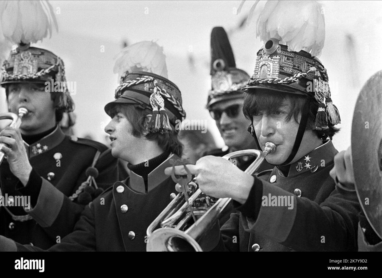 Paul McCartney, Ringo Starr & John Lennon Film Help!; The Beatles: Help! (UK 1965) regista: Richard Lester 29 luglio 1965 **ATTENZIONE** questa fotografia è ad uso esclusivamente editoriale ed è copyright di UNITED ARTISTS e/o del fotografo assegnato dalla Film or Production Company e può essere riprodotta solo da pubblicazioni in concomitanza con la promozione del suddetto Film. È richiesto un credito obbligatorio per GLI ARTISTI UNITI. Il fotografo deve essere accreditato anche se conosciuto. Nessun uso commerciale può essere concesso senza l'autorizzazione scritta di The Film Company. Foto Stock