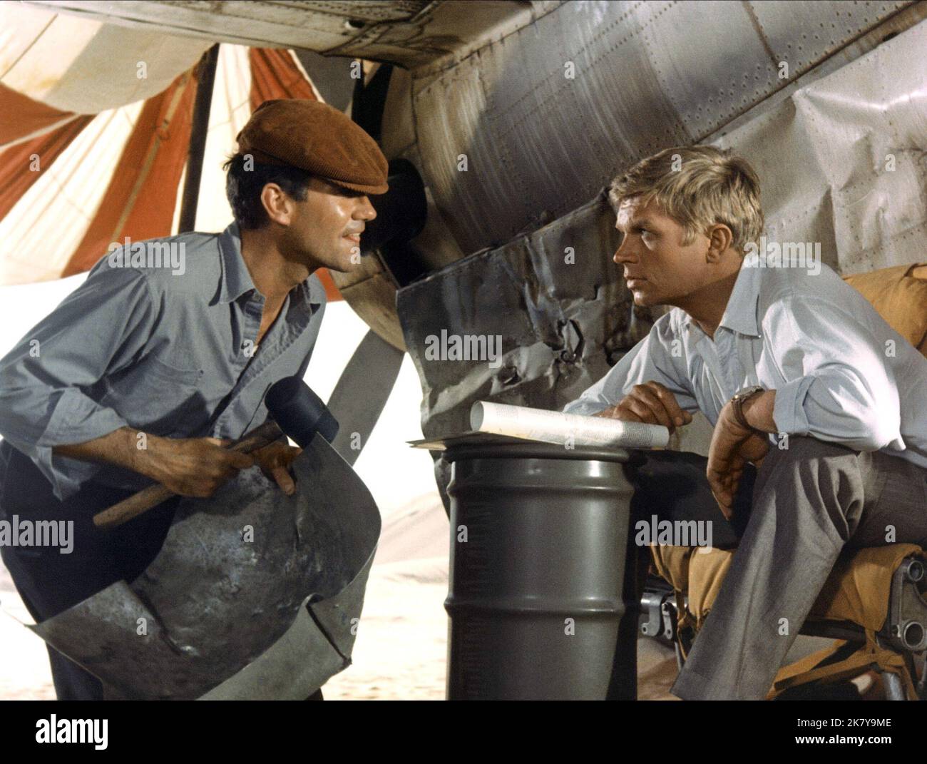 Ian Bannen & Hardy Kruger Film: The Flight of the Phoenix (1965) personaggi: Crow, Heinrich Dorfmann (come Hardy Kruger) regista: Robert Aldrich 15 dicembre 1965 **AVVERTENZA** questa fotografia è solo per uso editoriale ed è copyright di 20th CENTURY FOX e/o del fotografo assegnato dalla Film o dalla Production Company e può essere riprodotta solo da pubblicazioni in concomitanza con la promozione del film di cui sopra. È richiesto un credito obbligatorio a 20th CENTURY FOX. Il fotografo deve essere accreditato anche quando è noto. Nessun uso commerciale può essere concesso senza l'autorizzazione scritta del film Foto Stock