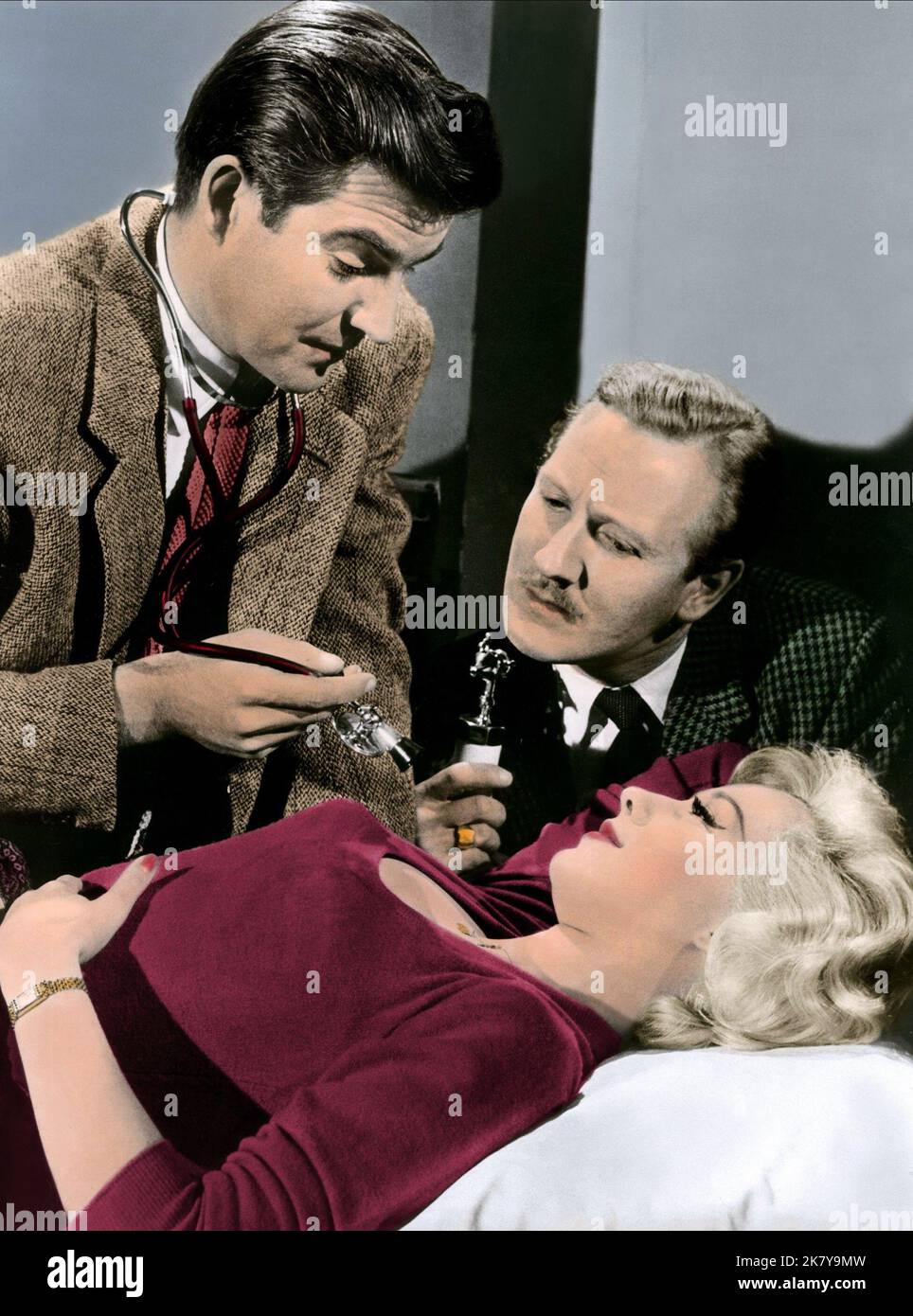 Michael Craig, Leslie Phillips & Carole Lesley Film: Dottore in amore (UK 1960) personaggi: Dr. Richard Hare, Dr. Tony Burke, Kitten Strudwick regista: Ralph Thomas 12 luglio 1960 **AVVERTENZA** questa fotografia è solo per uso editoriale ed è copyright della RANK ORGANISATION e/o del fotografo assegnato dalla Film o dalla Production Company e può essere riprodotta solo da pubblicazioni in concomitanza con la promozione del film di cui sopra. È richiesto un credito obbligatorio per L'ORGANIZZAZIONE DI CLASSIFICA. Il fotografo deve essere accreditato anche quando è noto. Nessun uso commerciale può essere concesso senza scrittura Foto Stock