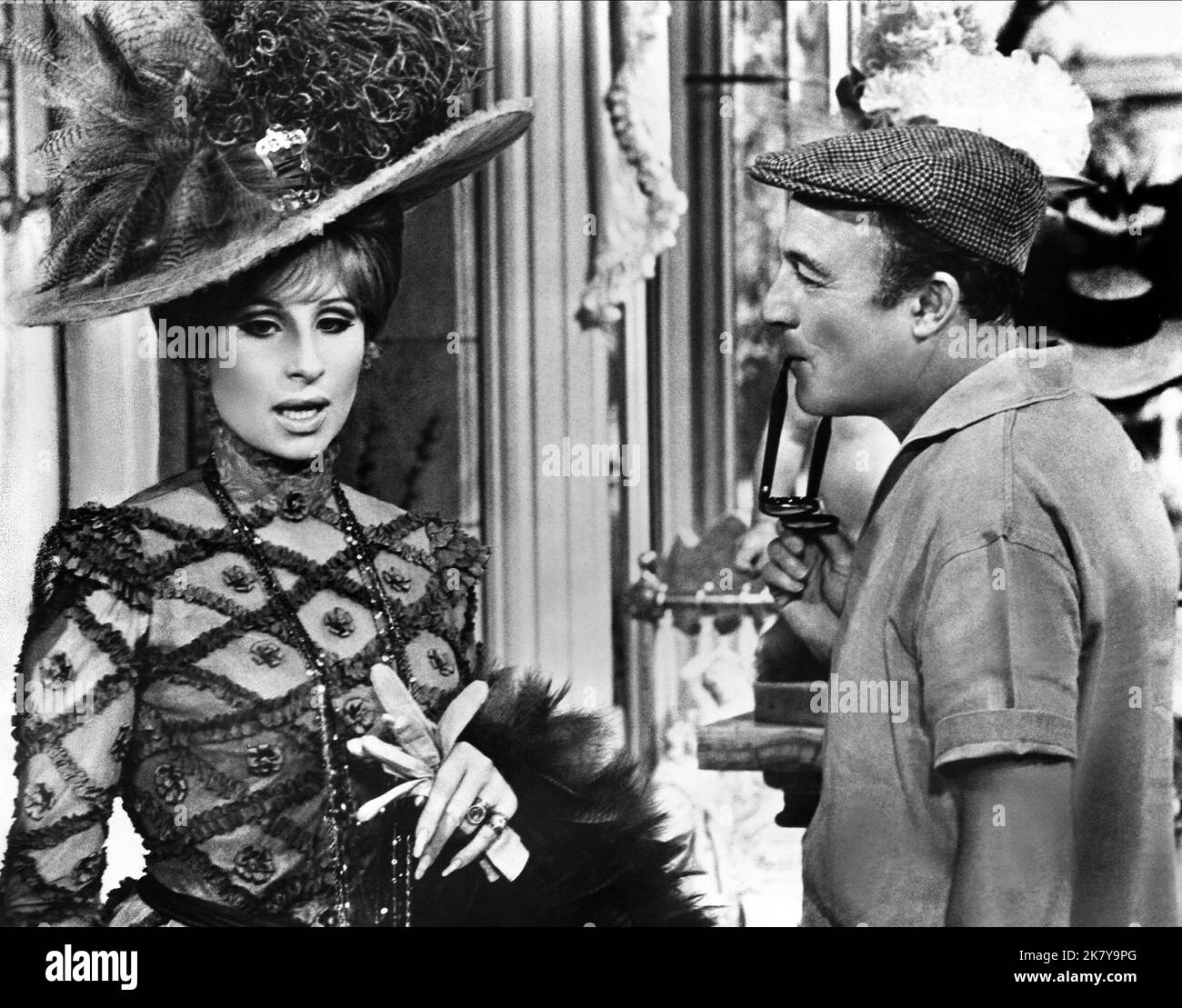 Barbra Streisand & gene Kelly Film: Ciao, Dolly! (USA 1969) caratteri: Dolly Levi regista: Gene Kelly 16 dicembre 1969 **AVVERTENZA** questa fotografia è solo per uso editoriale ed è copyright di 20th CENTURY FOX e/o del fotografo assegnato dalla Film o dalla Production Company e può essere riprodotta solo da pubblicazioni in concomitanza con la promozione del film di cui sopra. È richiesto un credito obbligatorio a 20th CENTURY FOX. Il fotografo deve essere accreditato anche quando è noto. Nessun uso commerciale può essere concesso senza autorizzazione scritta da parte della Film Company. Foto Stock