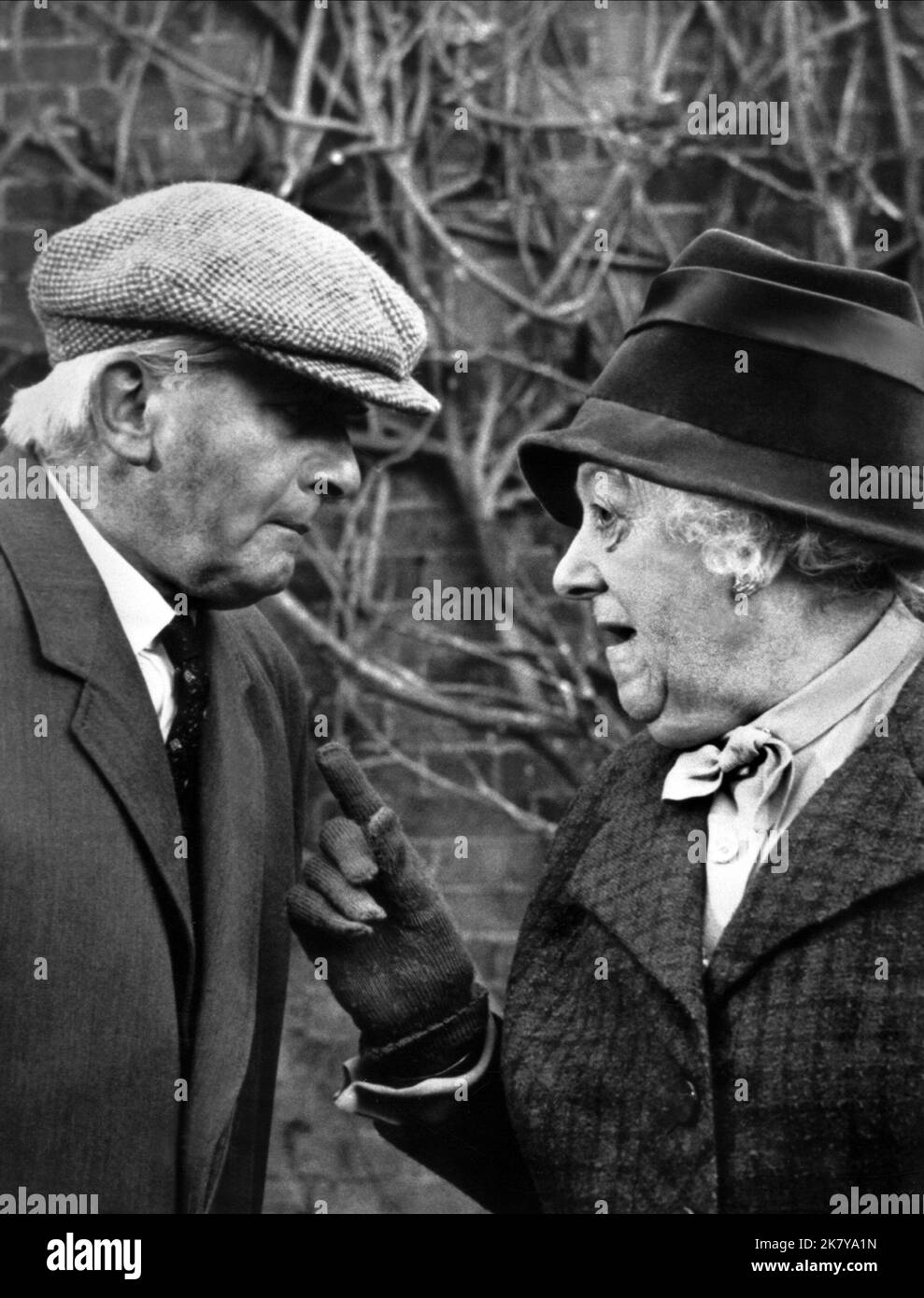 Stringer Davis & Margaret Rutherford Film: Omicidio al Gallop (UK 1963) personaggi: Stringer, Miss Marple / Literaturverfilmung (basato sul libro 'dopo il funerale' di Agatha Christie) regista: George Pollock 24 giugno 1963 **AVVERTENZA** questa fotografia è solo per uso editoriale ed è copyright di MGM e/o del fotografo assegnato dalla Film o dalla Production Company e può essere riprodotta solo da pubblicazioni in concomitanza con la promozione del film di cui sopra. È richiesto un credito obbligatorio a MGM. Il fotografo deve essere accreditato anche quando è noto. Nessun uso commerciale può essere gran Foto Stock