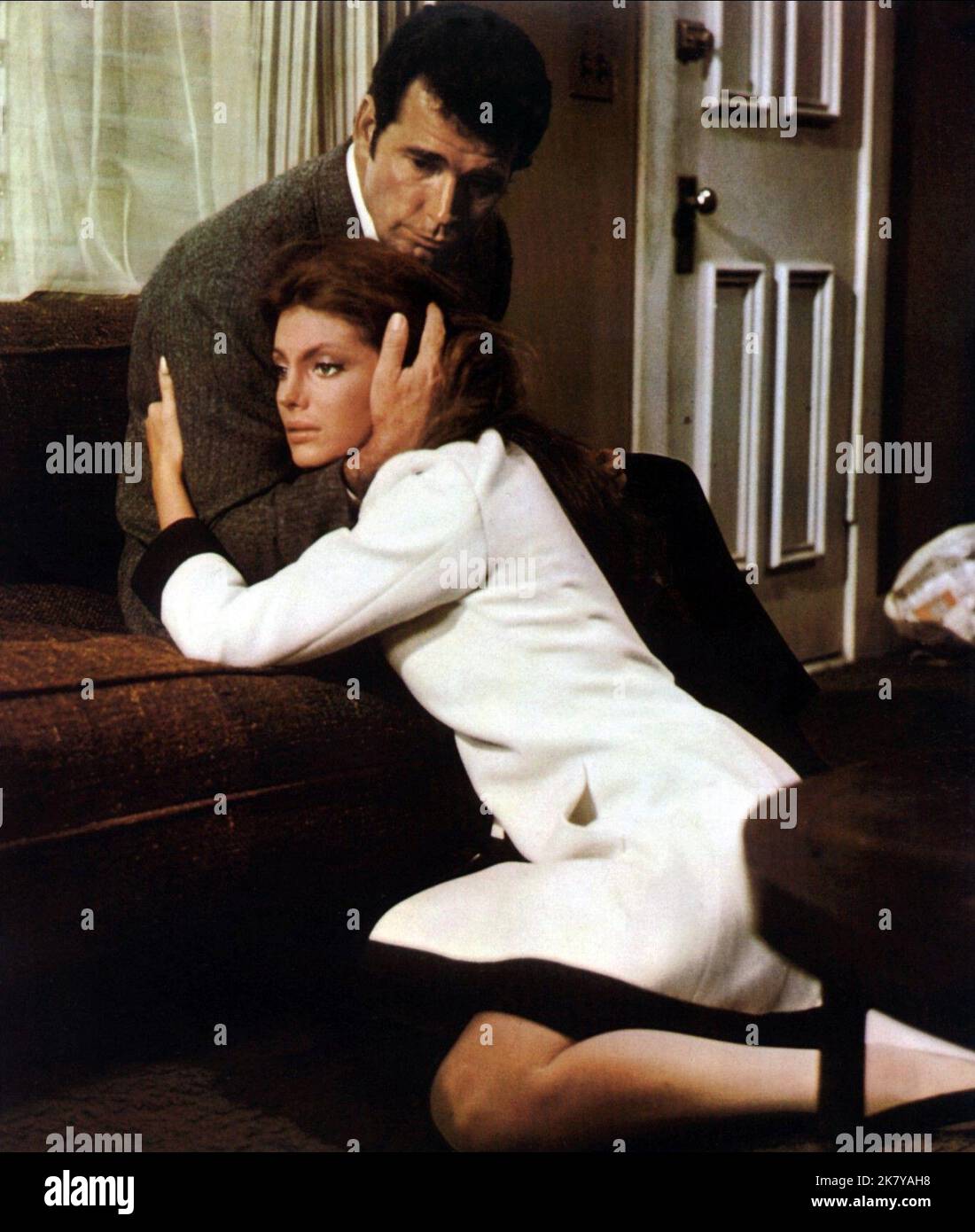 James Garner & Gayle Hunnicutt Film: Marlowe (USA 1969) personaggi: Philip Marlowe, Mavis Wald / DVD-Titel: 'Detektiv Marlowe Gegen Den Kleinen Drachen' regista: Paul Bogart 02 settembre 1969 **AVVERTENZA** questa fotografia è solo per uso editoriale ed è copyright di MGM e/o del fotografo assegnato dalla Film o dalla Production Company e può essere riprodotta solo da pubblicazioni in concomitanza con la promozione del film di cui sopra. È richiesto un credito obbligatorio a MGM. Il fotografo deve essere accreditato anche quando è noto. Nessun uso commerciale può essere concesso senza l'autorizzazione scritta da parte di Foto Stock