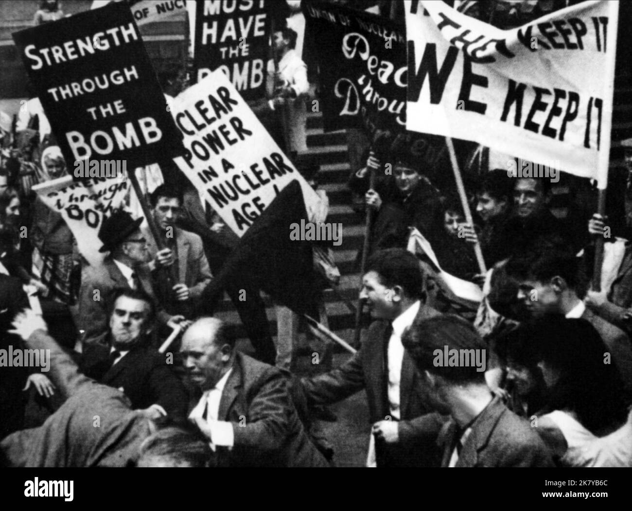 Demonstration Scene Film The Day the Earth Catted Fire (1961) regista: Val Guest 23 November 1961 **WARNING** questa fotografia è solo per uso editoriale ed è copyright di BRITISH LION e/o The Photographer assegnato dalla Film or Production Company e può essere riprodotta solo da pubblicazioni in concomitanza con la promozione del suddetto Film. È richiesto un credito obbligatorio a BRITISH LION. Il fotografo deve essere accreditato anche se conosciuto. Nessun uso commerciale può essere concesso senza l'autorizzazione scritta di The Film Company. Foto Stock
