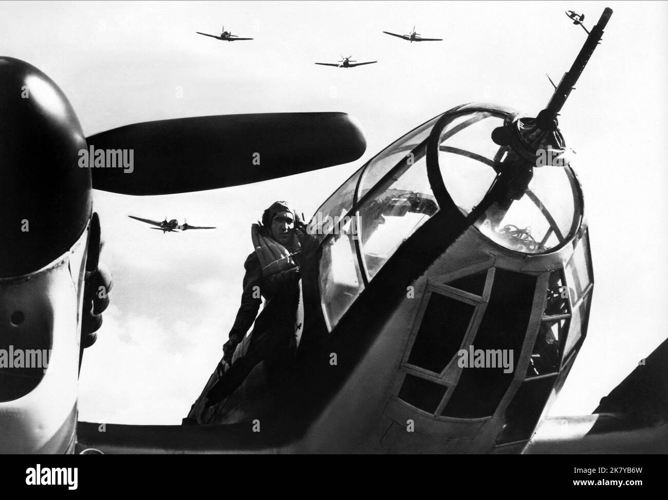 Bomber Pilot Film: Battle of Britain (UK 1969) regista: Guy Hamilton 15 settembre 1969 **AVVERTENZA** questa fotografia è solo per uso editoriale ed è copyright di UNITED ARTISTS e/o del fotografo assegnato dalla Film o dalla Production Company e può essere riprodotta solo da pubblicazioni in concomitanza con la promozione del film di cui sopra. È richiesto un credito obbligatorio per GLI ARTISTI UNITI. Il fotografo deve essere accreditato anche quando è noto. Nessun uso commerciale può essere concesso senza autorizzazione scritta da parte della Film Company. Foto Stock