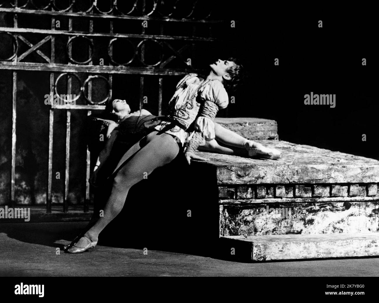 Rudolf Nureyev & Margot Fonteyn Film Romeo & Giulietta (1966) personaggi: Romeo, Giulietta regista: Paul Czinner 05 ottobre 1966 **ATTENZIONE** questa fotografia è ad uso esclusivamente editoriale ed è copyright di EM e/o del fotografo assegnato dalla Film o Production Company e può essere riprodotta solo da pubblicazioni in concomitanza con la promozione del suddetto Film. È richiesto un credito obbligatorio per EM. Il fotografo deve essere accreditato anche se conosciuto. Nessun uso commerciale può essere concesso senza l'autorizzazione scritta di The Film Company. Foto Stock