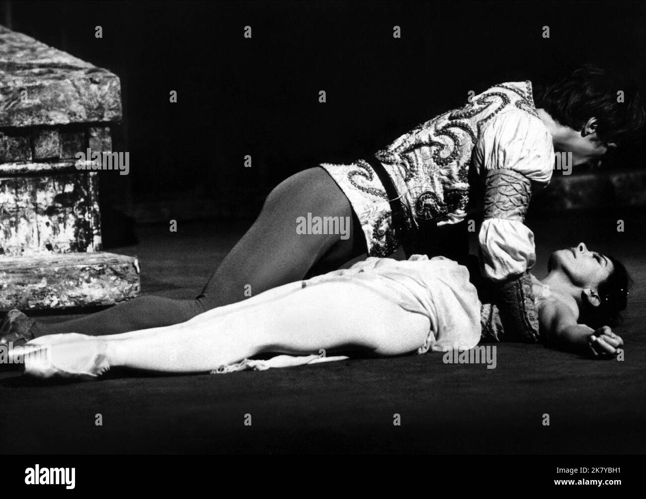 Margot Fonteyn & Rudolf Nureyev Film Romeo & Giulietta (1966) personaggi: Giulietta, Romeo regista: Paul Czinner 05 ottobre 1966 **ATTENZIONE** questa fotografia è ad uso esclusivamente editoriale ed è copyright di EM e/o del fotografo assegnato dalla Film o Production Company e può essere riprodotta solo da pubblicazioni in concomitanza con la promozione del suddetto Film. È richiesto un credito obbligatorio per EM. Il fotografo deve essere accreditato anche se conosciuto. Nessun uso commerciale può essere concesso senza l'autorizzazione scritta di The Film Company. Foto Stock