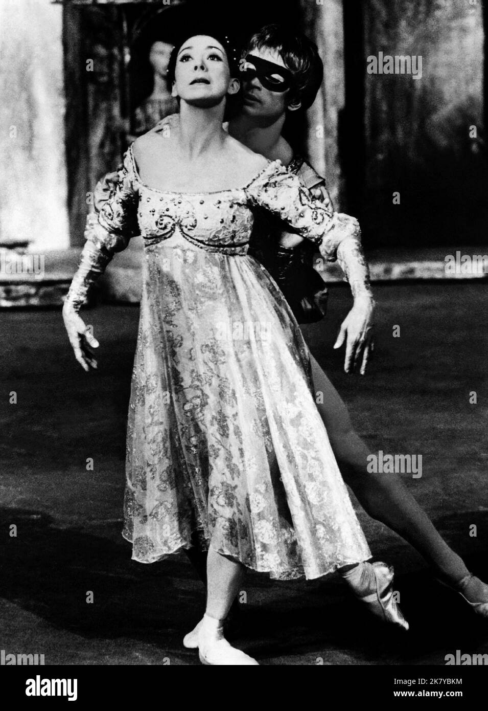 Rudolf Nureyev & Margot Fonteyn Film Romeo & Giulietta (1961) personaggi: Romeo, Giulietta regista: Paul Czinner 05 ottobre 1966 **ATTENZIONE** questa fotografia è ad uso esclusivamente editoriale ed è copyright di EM e/o del fotografo assegnato dalla Film o Production Company e può essere riprodotta solo da pubblicazioni in concomitanza con la promozione del suddetto Film. È richiesto un credito obbligatorio per EM. Il fotografo deve essere accreditato anche se conosciuto. Nessun uso commerciale può essere concesso senza l'autorizzazione scritta di The Film Company. Foto Stock