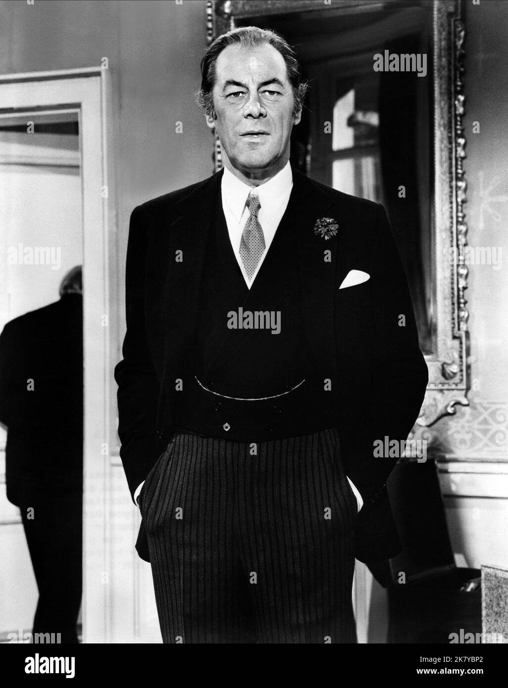 Rex Harrison Film: The Yellow Rolls-Royce (UK 1964) personaggi: Lord Charles Frinton - la marchese di Frinton regista: Anthony Asquith 31 dicembre 1964 **AVVERTENZA** questa fotografia è solo per uso editoriale ed è copyright di MGM e/o del fotografo assegnato dalla Film o dalla Production Company e può essere riprodotta solo da pubblicazioni in concomitanza con la promozione del film di cui sopra. È richiesto un credito obbligatorio a MGM. Il fotografo deve essere accreditato anche quando è noto. Nessun uso commerciale può essere concesso senza autorizzazione scritta da parte della Film Company. Foto Stock