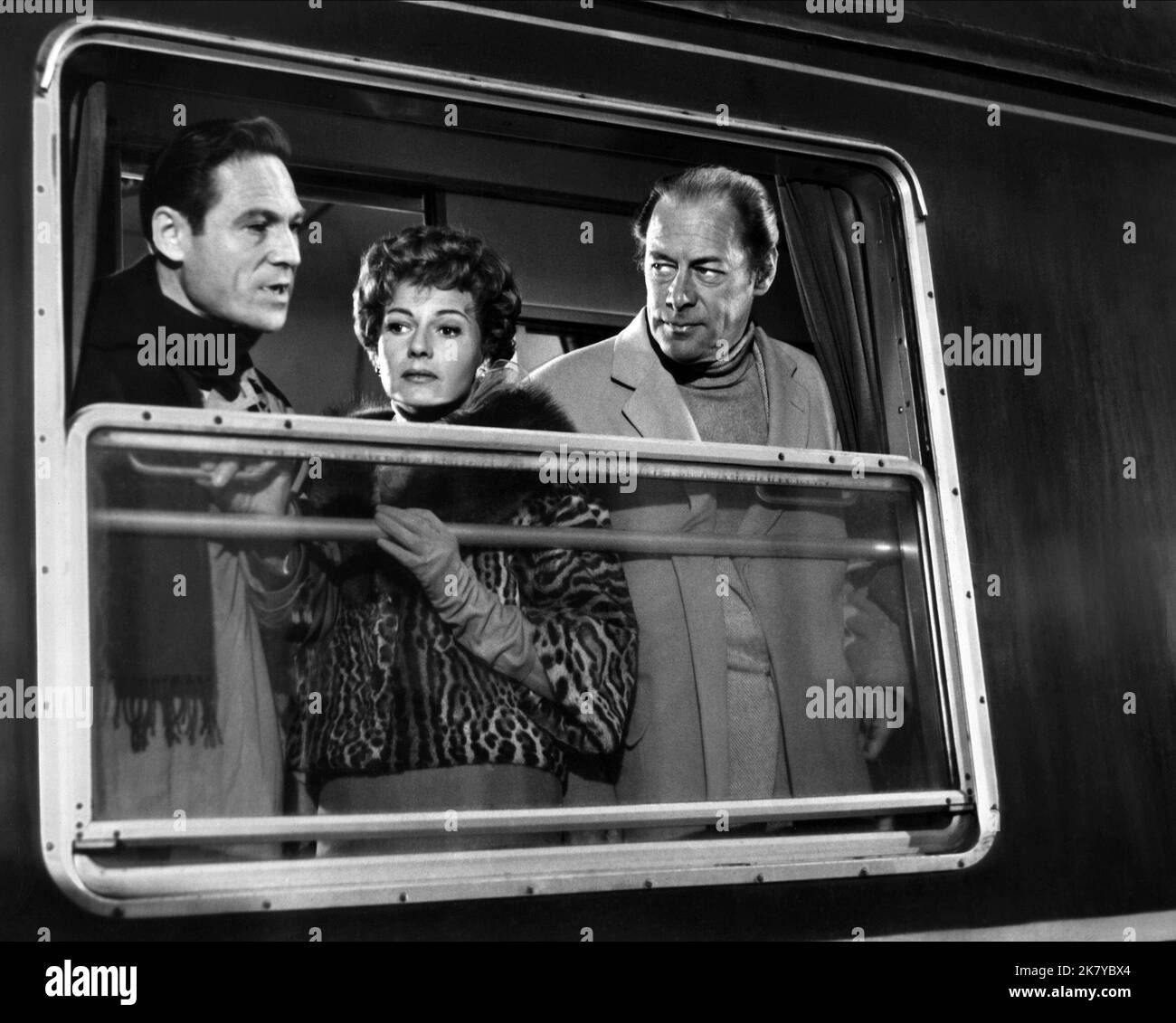 Joseph Wiseman, Rita Hayworth & Rex Harrison Film: Una volta Un ladro, i ladri felici (1961) personaggi: jean marie Calbery, eve lewis, jimmy bourne regista: George Marshall 20 dicembre 1961 **AVVERTENZA** questa fotografia è solo per uso editoriale ed è copyright di UNITED e/o del fotografo assegnato dalla Film o dalla Production Company e può essere riprodotta solo da pubblicazioni in concomitanza con la promozione del film di cui sopra. È richiesto un credito obbligatorio a UNITED. Il fotografo deve essere accreditato anche quando è noto. Nessun uso commerciale può essere concesso senza autorizzazione scritta da parte di t Foto Stock