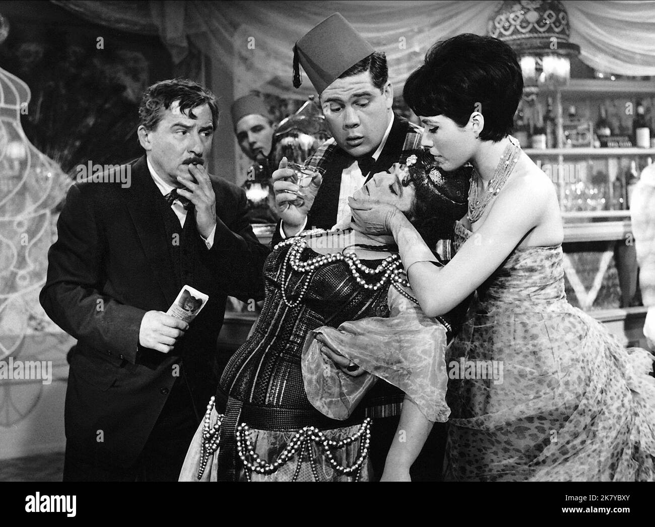 Kurt Pratsch-Kaufmann, Trude Herr, Bill Ramsey & Barbara Saade Film: Cafe Oriental (DE 1962) personaggi: Gerichtsvollzieher, Valentine, Bill, LILO regista: Rudolf Schündler 16 febbraio 1962 **AVVERTENZA** questa fotografia è solo per uso editoriale ed è copyright di ALFA FILM e/o del fotografo assegnato dalla Film o dalla Società di produzione e può essere riprodotta solo da pubblicazioni in concomitanza con la promozione del film di cui sopra. È richiesto un credito obbligatorio per IL FILM ALFA. Il fotografo deve essere accreditato anche quando è noto. Nessun uso commerciale può essere concesso senza autorizzazione scritta Foto Stock
