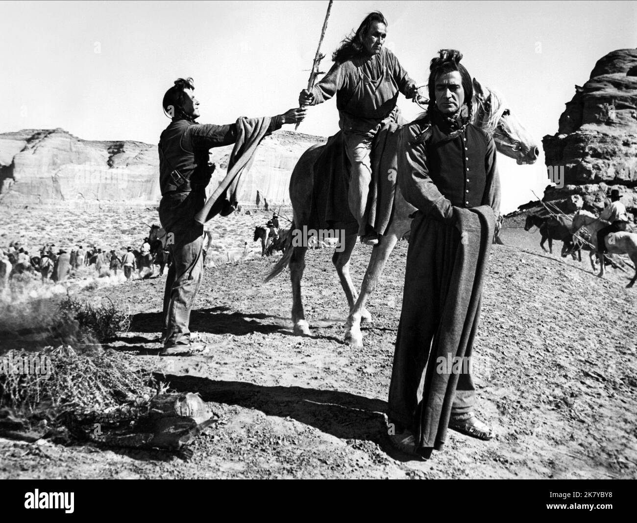 Gilbert Roland Film: Autunno di Cheyenne (1964) personaggi: Coltello opaco regista: John Ford 03 ottobre 1964 **AVVERTENZA** questa fotografia è solo per uso editoriale ed è copyright di WARNER BROS e/o del fotografo assegnato dalla Film o dalla Production Company e può essere riprodotta solo da pubblicazioni in concomitanza con la promozione del film di cui sopra. È richiesto un credito obbligatorio a WARNER BROS. Il fotografo deve essere accreditato anche quando è noto. Nessun uso commerciale può essere concesso senza autorizzazione scritta da parte della Film Company. Foto Stock