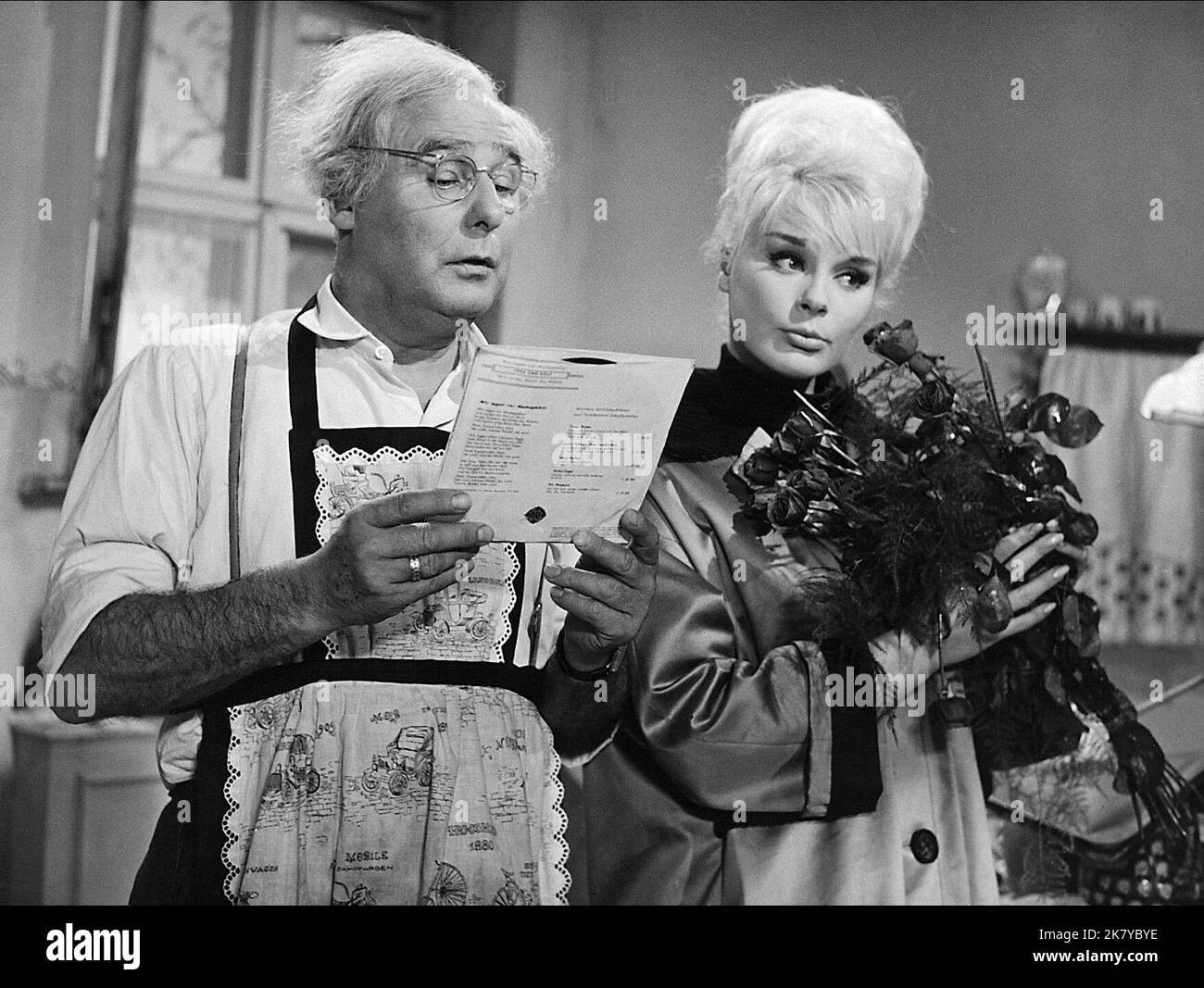 Walter Gross & Elke Sommer Film Cafe Oriental (DE 1962) personaggi: Prof. Marhold, Sylvia regista: Rudolf Schündler 16 febbraio 1962 **ATTENZIONE** questa fotografia è ad uso esclusivamente editoriale ed è copyright di ALFA Film e/o del fotografo assegnato dalla Film o Production Company e può essere riprodotta solo da pubblicazioni in concomitanza con la promozione del suddetto Film. È richiesto un credito obbligatorio per ALFA Film. Il fotografo deve essere accreditato anche se conosciuto. Nessun uso commerciale può essere concesso senza l'autorizzazione scritta di The Film Company. Foto Stock