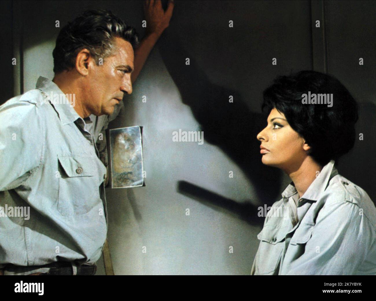 Sophia Loren & Peter Finch Film: Judith; Conflict (ISR/USA/UK 1966) personaggi: Judith, Aaron Stein regista: Daniel Mann 20 gennaio 1966 **AVVERTIMENTO** questa fotografia è solo per uso editoriale ed è copyright di WARNER BROS. E/o il fotografo assegnato dalla Film o dalla Società di produzione e può essere riprodotto solo da pubblicazioni in concomitanza con la promozione del film di cui sopra. Un credito obbligatorio a WARNER BROS. è obbligatorio. Il fotografo deve essere accreditato anche quando è noto. Nessun uso commerciale può essere concesso senza autorizzazione scritta da parte della Film Company. Foto Stock