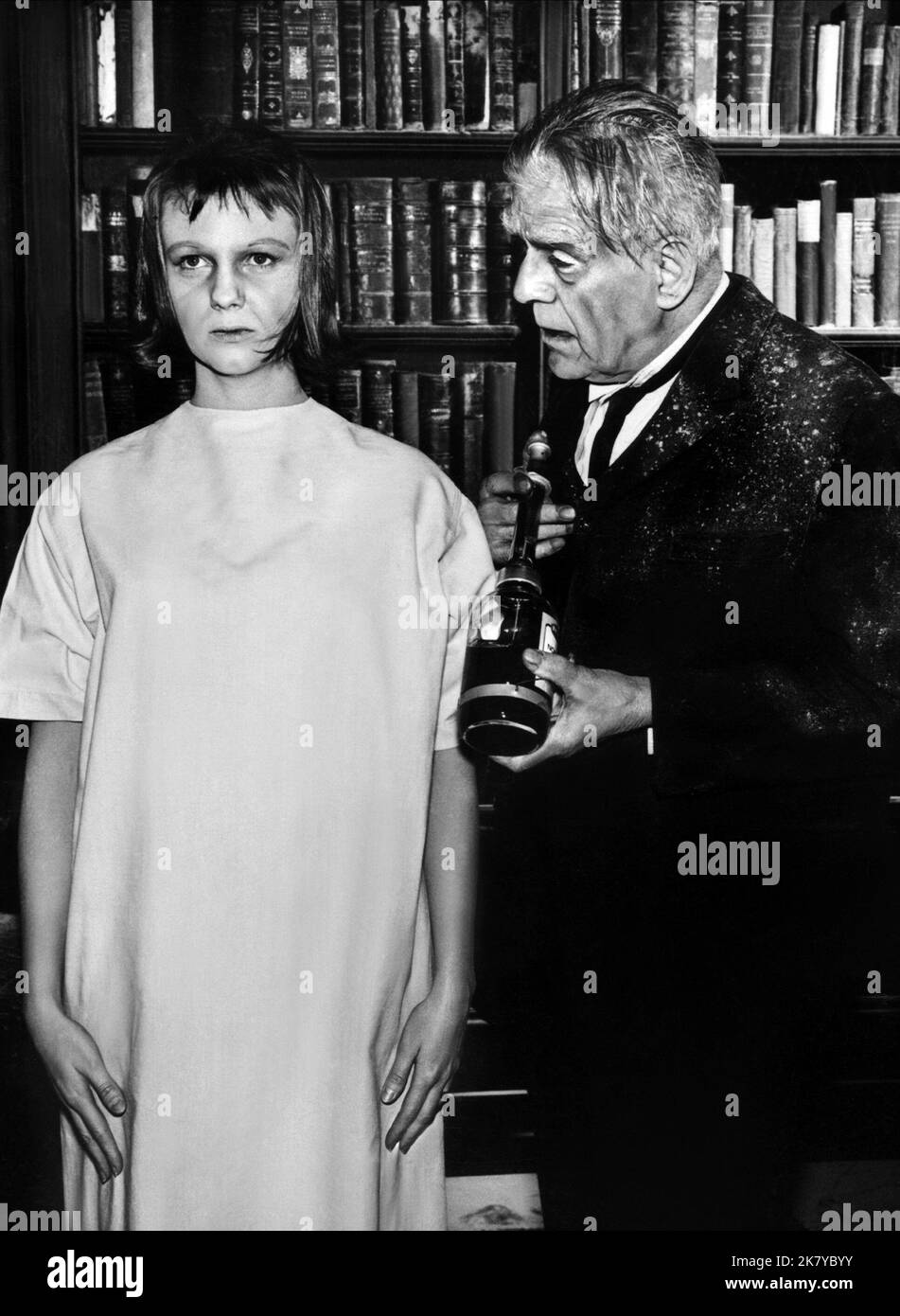Boris Karloff Television: Thriller (1960) 13 settembre 1960 **ATTENZIONE** questa fotografia è solo per uso editoriale ed è copyright della NBC e/o del fotografo assegnato dalla Film o Production Company e può essere riprodotta solo da pubblicazioni in concomitanza con la promozione del suddetto Film. È richiesto un credito obbligatorio a NBC. Il fotografo deve essere accreditato anche se conosciuto. Nessun uso commerciale può essere concesso senza l'autorizzazione scritta di The Film Company. Foto Stock