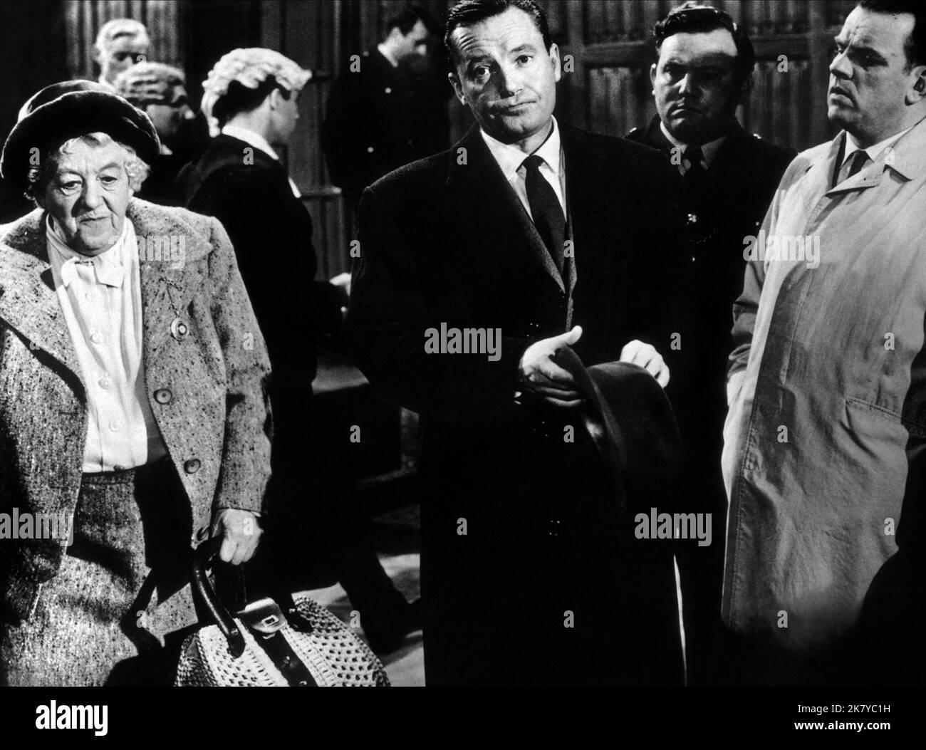 Margaret Rutherford, Charles 'Bud' Tingwell, Terry Scott & Windsor Davies Film: Omicidio Most Foul (UK 1964) personaggi: Miss Jane Marple, ispettore Craddock, polizia Constable Wells, Sergente Brick / Literaturverfilmung (basato sul libro 'Mrs McGinty’S Dead' di Agatha Christie) regista: George Pollock 01 settembre 1964 **AVVERTENZA** questa fotografia è solo per uso editoriale ed è copyright di MGM e/o del fotografo assegnato dalla Film o dalla Production Company e può essere riprodotta solo da pubblicazioni in concomitanza con la promozione del film di cui sopra. Un credito obbligatorio a MGM è re Foto Stock