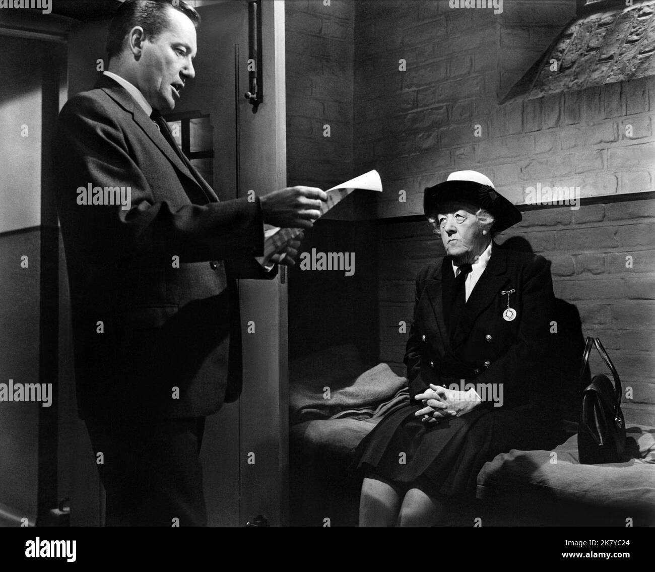Charles 'Bud' Tingwell & Margaret Rutherford Film Murder Ahoy (Regno Unito 1964) personaggi: DET. Insp. Craddock, Miss Marple regista: George Pollock 22 settembre 1964 **ATTENZIONE** questa fotografia è solo per uso editoriale ed è copyright della MGM e/o del fotografo assegnato dalla Film o Production Company e può essere riprodotta solo da pubblicazioni in concomitanza con la promozione del suddetto Film. È richiesto un credito obbligatorio a MGM. Il fotografo deve essere accreditato anche se conosciuto. Nessun uso commerciale può essere concesso senza l'autorizzazione scritta di The Film Company. Foto Stock