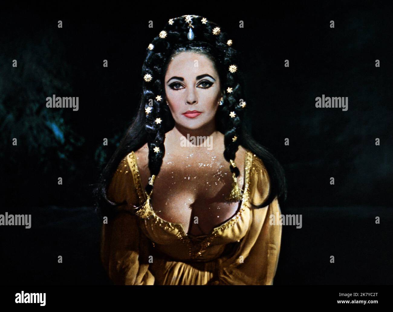 Elizabeth Taylor Film Doctor Faustus (1961) personaggi: Helen of Troy regista: Nevill Coghill 10 ottobre 1967 **ATTENZIONE** questa fotografia è solo per uso editoriale ed è copyright di NASSAU e/o del fotografo assegnato dalla Film o Production Company e può essere riprodotta solo da pubblicazioni in concomitanza con la promozione del suddetto Film. È richiesto un credito obbligatorio a NASSAU. Il fotografo deve essere accreditato anche se conosciuto. Nessun uso commerciale può essere concesso senza l'autorizzazione scritta di The Film Company. Foto Stock