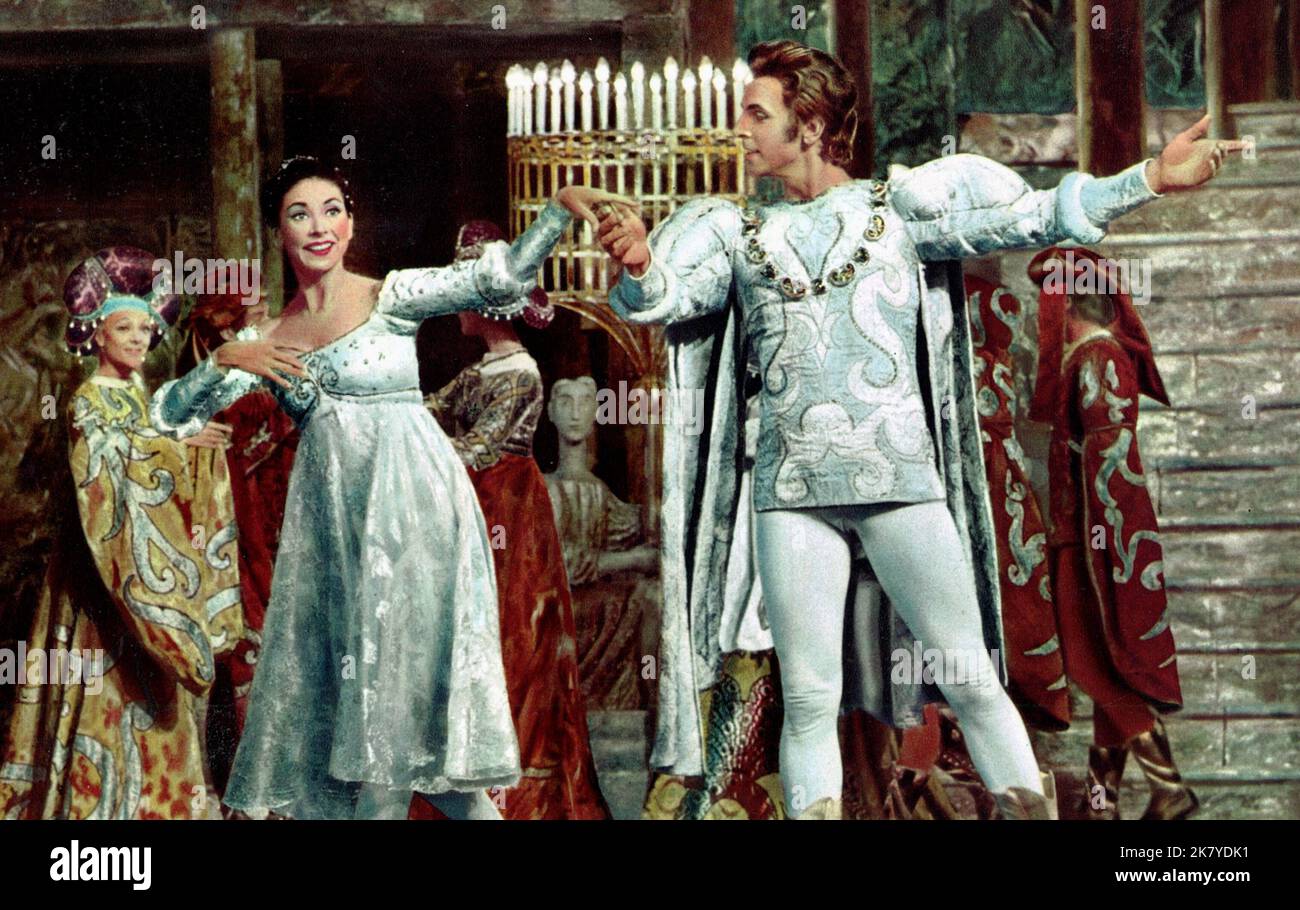 Margot Fonteyn & Rudolf Nureyev Film Romeo & Giulietta (1966) personaggi: Giulietta e Romeo regista: Paul Czinner 05 ottobre 1966 **ATTENZIONE** questa fotografia è ad uso esclusivamente editoriale ed è copyright di EM e/o del fotografo assegnato dalla Film o Production Company e può essere riprodotta solo da pubblicazioni in concomitanza con la promozione del suddetto Film. È richiesto un credito obbligatorio per EM. Il fotografo deve essere accreditato anche se conosciuto. Nessun uso commerciale può essere concesso senza l'autorizzazione scritta di The Film Company. Foto Stock