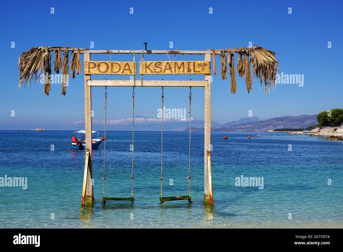 Altalena sulla spiaggia di Ksamil, Repubblica di Albania Foto Stock