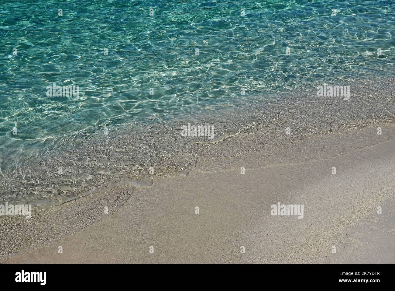Spiaggia sabbiosa, acqua turchese pulita, Ksamil, Repubblica di Albania Foto Stock