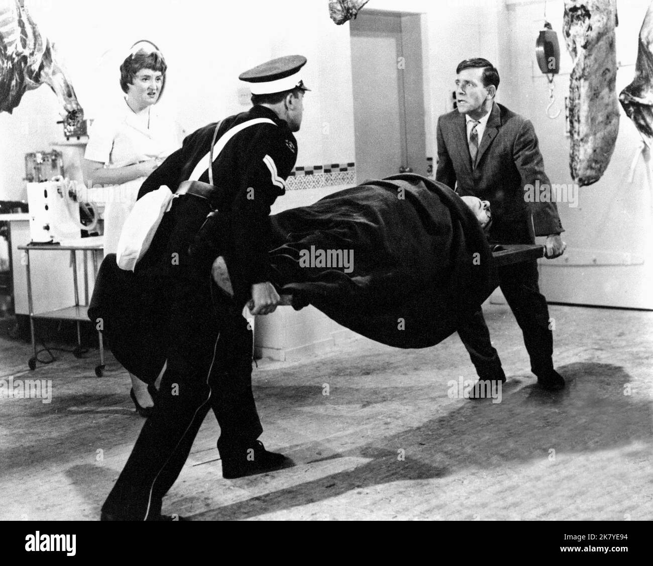 Patsy Rowlands, Glyn Houston & Norman Wisdom Film: A Stitch in Time (1963) personaggi: Amy,CPL. Gallese, St. John's Ambulance Brigade & Norman Pitkin Direttore: Robert Asher 10 febbraio 1963 **AVVERTENZA** questa fotografia è solo per uso editoriale ed è copyright di RANK e/o del fotografo assegnato dalla Film o dalla Production Company e può essere riprodotta solo da pubblicazioni in concomitanza con la promozione del film di cui sopra. È richiesto un credito obbligatorio per LA CLASSIFICA. Il fotografo deve essere accreditato anche quando è noto. Nessun uso commerciale può essere concesso senza autorizzazione scritta da parte del Fi Foto Stock