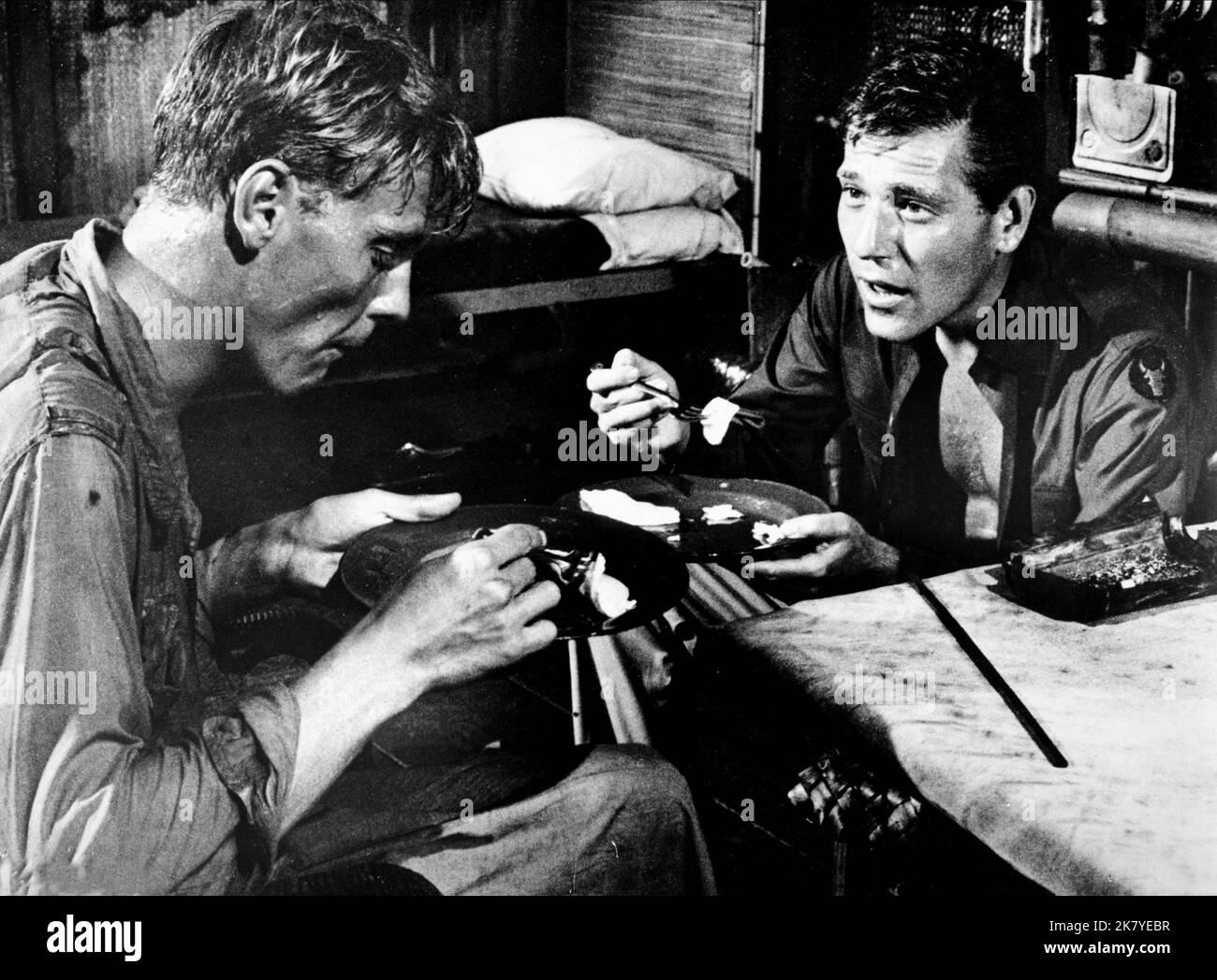 James Fox & George Segal Film: Re Rat (1962) personaggi: Peter Marlowe: Hut 16 & Corporal King: The American Hut regista: Bryan Forbes 27 ottobre 1965 **AVVERTENZA** questa fotografia è solo per uso editoriale ed è copyright delle IMMAGINI COLUMBIA e/o del fotografo assegnato dalla Film o dalla Production Company e può essere riprodotta solo da pubblicazioni in concomitanza con la promozione del film di cui sopra. È richiesto un credito obbligatorio per LE FOTO DI COLUMBIA. Il fotografo deve essere accreditato anche quando è noto. Nessun uso commerciale può essere concesso senza autorizzazione scritta da parte del Compa pellicola Foto Stock