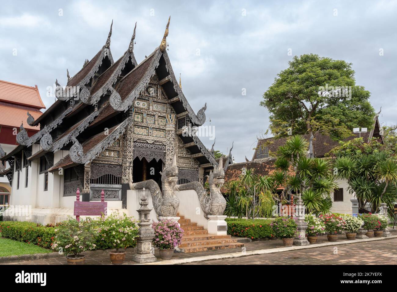 Vista panoramica dei tradizionali edifici del tempio buddista in stile Lanna presso il famoso storico Wat Chedi Luang, Chiang mai, Thailandia Foto Stock