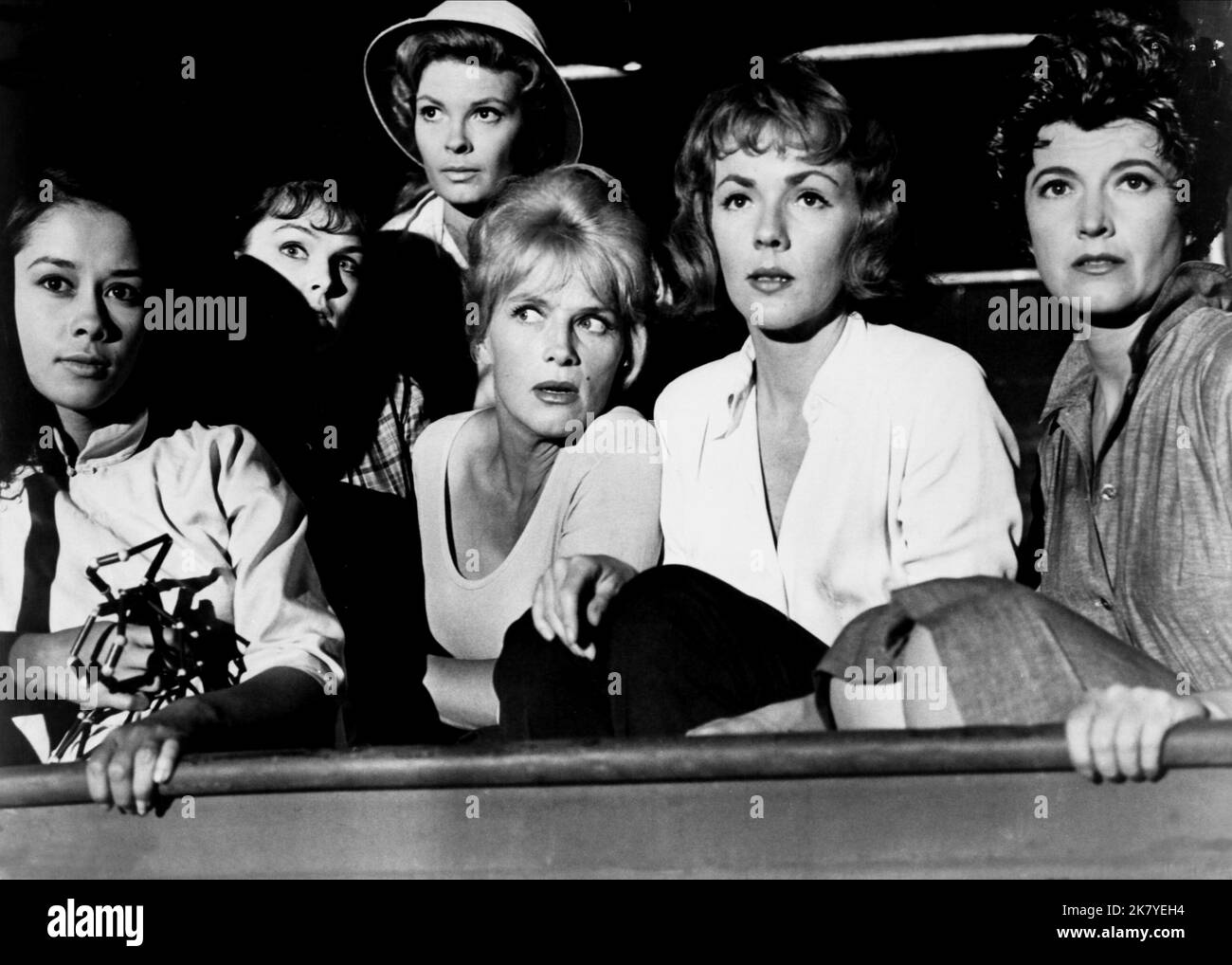 Pilar Seurat, Yvonne Craig, Patricia Owens, Sylvia Daneel, Denice Darcel & Margia Dean Film: 7 Donne dell'Inferno (USA 1961) personaggi: Mai-Lu Ferguson, Janet Cook, Grace Ingram, Anna Van Laer, & Mara Shepherd regista: Robert D.Webb 01 ottobre 1961 **AVVERTENZA** questa fotografia è solo per uso editoriale ed è copyright di API e/o del fotografo assegnato dalla Film o dalla Production Company e può essere riprodotta solo da pubblicazioni in concomitanza con la promozione del film di cui sopra. È richiesto un credito obbligatorio all'API. Il fotografo deve essere accreditato anche quando è noto. Nessun commerciale noi Foto Stock
