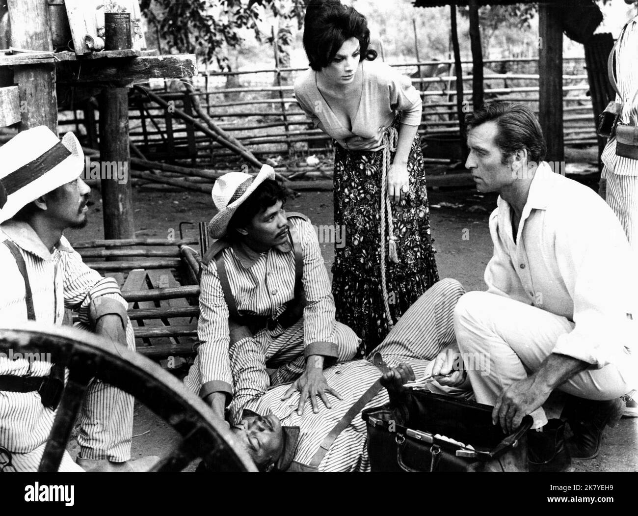 Ziva Rodann & George Montgomery Film Samar (1966) personaggi: Ana Orteiz & Dr. John David Saunders regista: George Montgomery 11 April 1962 **WARNING** questa fotografia è solo per uso editoriale ed è copyright della Film Company e/o del fotografo assegnato dalla Film or Production Company e può essere riprodotta solo da pubblicazioni in concomitanza con la promozione del suddetto Film. È richiesto un credito obbligatorio alla Film Company. Il fotografo deve essere accreditato anche se conosciuto. Nessun uso commerciale può essere concesso senza l'autorizzazione scritta di The Film Company. Foto Stock