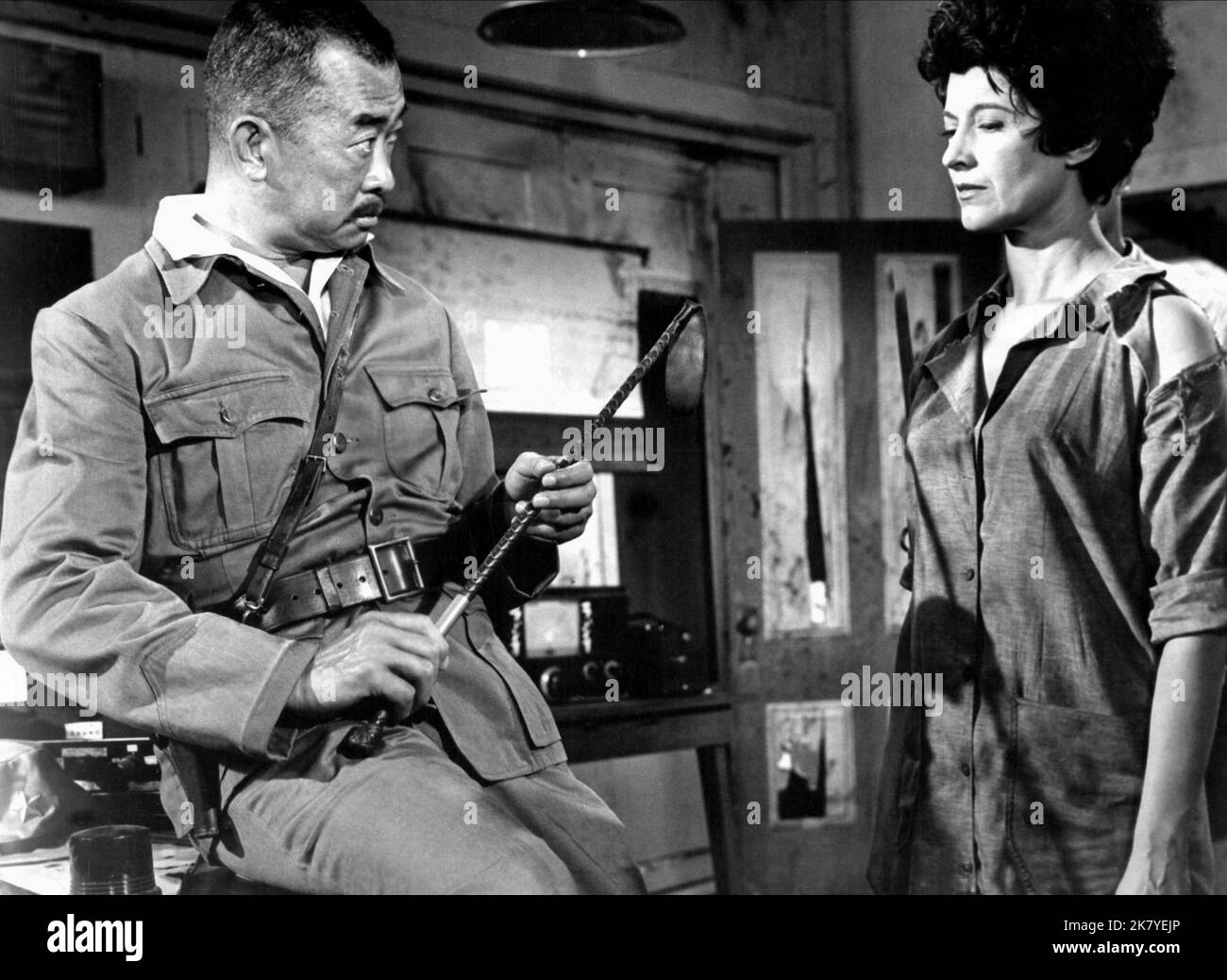 Richard Loo & Margia Dean Film 7 Women from Hell (USA 1961) personaggi: Sgt. Takahashi & Mara Shepherd regista: Robert D. Webb 01 ottobre 1961 **ATTENZIONE** questa fotografia è ad uso esclusivamente editoriale ed è copyright di API e/o del fotografo assegnato dalla Film o Production Company e può essere riprodotta solo da pubblicazioni in concomitanza con la promozione del suddetto Film. È richiesto un credito obbligatorio all'API. Il fotografo deve essere accreditato anche se conosciuto. Nessun uso commerciale può essere concesso senza l'autorizzazione scritta di The Film Company. Foto Stock