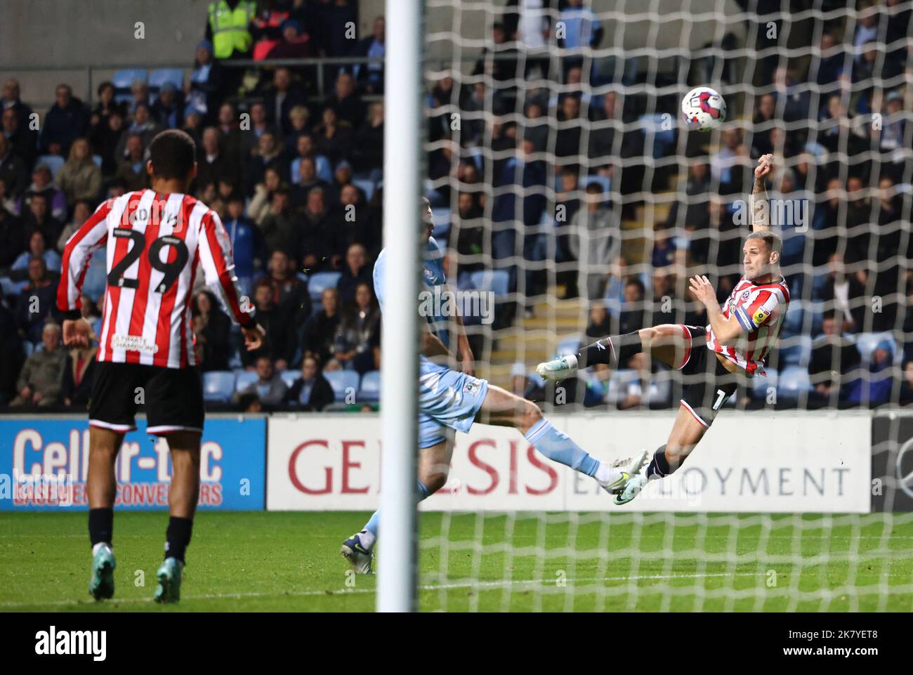 Coventry, Regno Unito. 19th Ott 2022. Billy Sharp di Sheffield Utd tenta un volo durante la partita del campionato Sky Bet presso la Coventry Building Society Arena di Coventry. Il credito dell'immagine dovrebbe essere: Darren Staples/Sportimage Credit: Sportimage/Alamy Live News Foto Stock