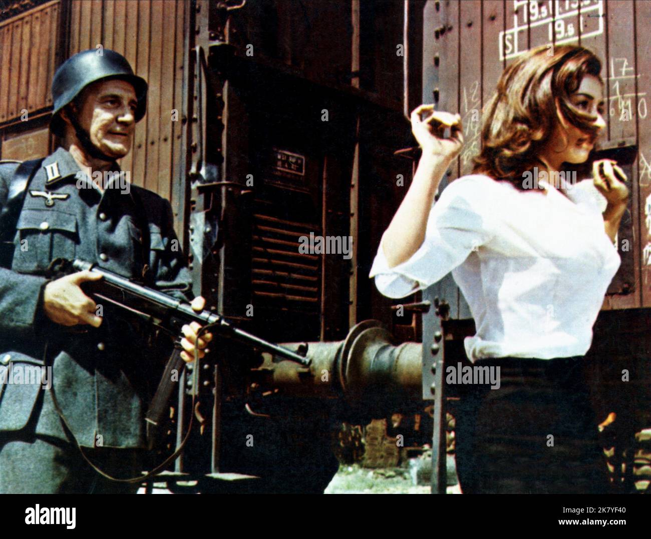 Trevor Howard & Raffaella Carra Film: Von Ryan'S Express (1965) personaggi: Major Eric Fincham & regista: Mark Robson 23 giugno 1965 **AVVERTENZA** questa fotografia è solo per uso editoriale ed è copyright di 20 CENTURY FOX e/o del fotografo assegnato dalla Film o dalla Production Company e può essere riprodotta solo da pubblicazioni in concomitanza con la promozione del film di cui sopra. È richiesto un credito obbligatorio a 20 CENTURY FOX. Il fotografo deve essere accreditato anche quando è noto. Nessun uso commerciale può essere concesso senza autorizzazione scritta da parte della Film Company. Foto Stock