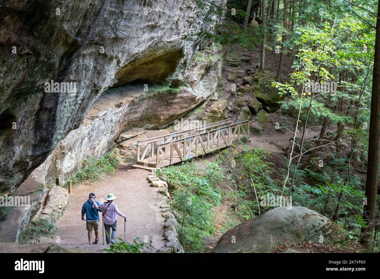Logan, Ohio - escursionisti nella zona di Old Man's Cave presso l'Hocking Hills state Park. Sentieri e ponti nella zona sono stati costruiti durante la Grande depressione da Foto Stock