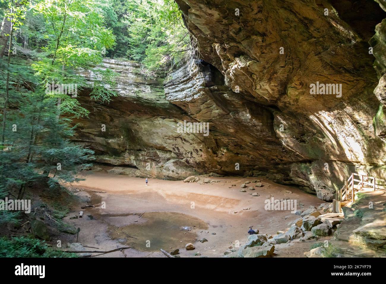 Logan, Ohio - Ash Cave presso l'Hocking Hills state Park. L'enorme sporgenza è lunga 700 piedi, profonda 100 piedi e alta 90 piedi. Fu usato come rifugio da Nat Foto Stock