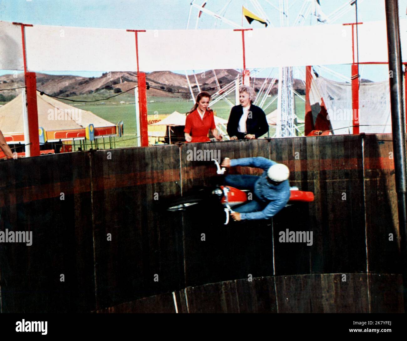 Joan Freeman, Barbara Stanwyck & Elvis Presley Film: Roustabout (USA 1964) personaggi: Cathy Lean, Maggie Morgan & Charlie Rogers regista: John Rich 11 novembre 1964 **AVVERTENZA** questa fotografia è solo per uso editoriale ed è copyright delle IMMAGINI DI PRIMARIA IMPORTANZA e/o del fotografo assegnato dalla Film o dalla Production Company e può essere riprodotta solo da pubblicazioni in concomitanza con la promozione del film di cui sopra. È richiesto un credito obbligatorio per LE FOTO DI PARAMOUNT. Il fotografo deve essere accreditato anche quando è noto. Nessun uso commerciale può essere concesso senza l'autorizzazione scritta di Foto Stock