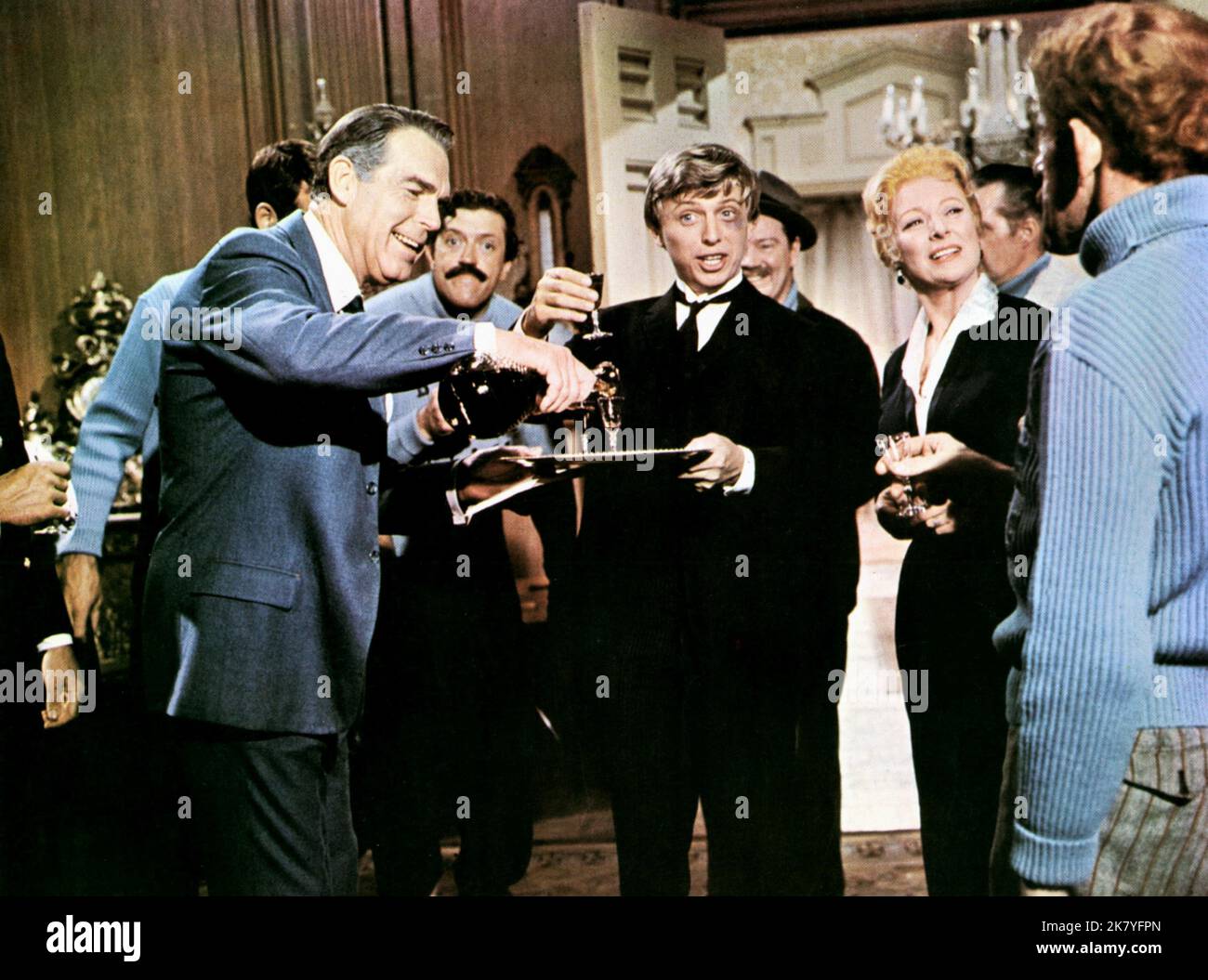 Fred MacMurray, Tommy Steele & Greer Garson Film: The Happiest Millionaire (1967) personaggi: Padre, John Lawless & Mother regista: Norman Tokar 23 giugno 1967 **AVVERTENZA** questa fotografia è solo per uso editoriale ed è copyright di WALT DISNEY e/o del fotografo assegnato dalla Film o dalla Production Company e può essere riprodotta solo da pubblicazioni in concomitanza con la promozione del film di cui sopra. È richiesto un credito obbligatorio a WALT DISNEY. Il fotografo deve essere accreditato anche quando è noto. Nessun uso commerciale può essere concesso senza autorizzazione scritta da parte della Film Company. Foto Stock