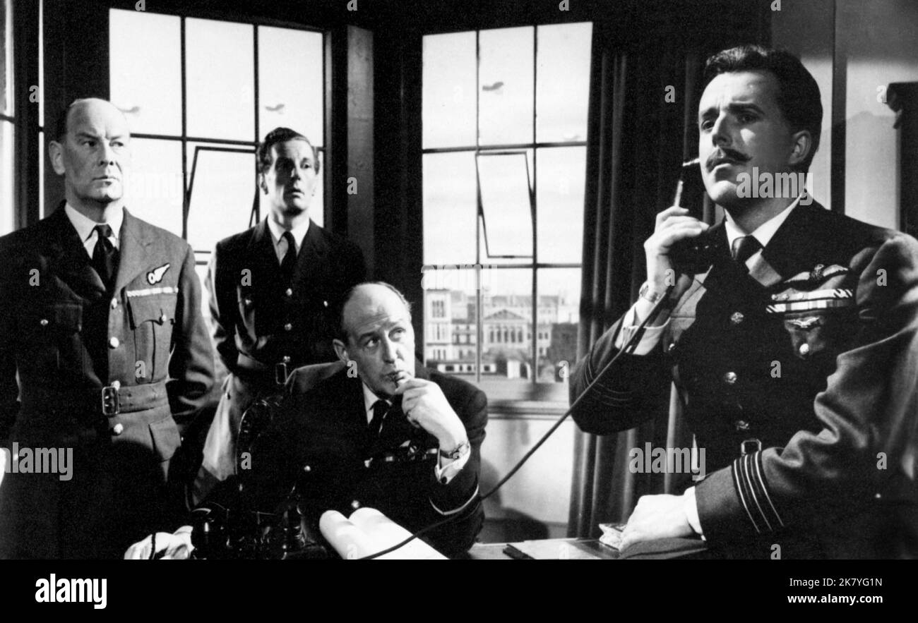 John Welsh, Cecil Park & Brian Rix Film: The Night We dropped A Clanger (1961) personaggi: Squadron leader Grant, & Aircraftsman Arthur Atwood regista: Darcy Conyers 01 maggio 1961 **AVVERTENZA** questa fotografia è solo per uso editoriale ed è copyright del FILM J. ARTHUR RANK e/o del fotografo assegnato dalla Film o dalla Production Company e può essere riprodotta solo da pubblicazioni in concomitanza con la promozione del film di cui sopra. È richiesto un credito obbligatorio al film J. ARTHUR RANK. Il fotografo deve essere accreditato anche quando è noto. Nessun uso commerciale può essere concesso senza scritto Foto Stock