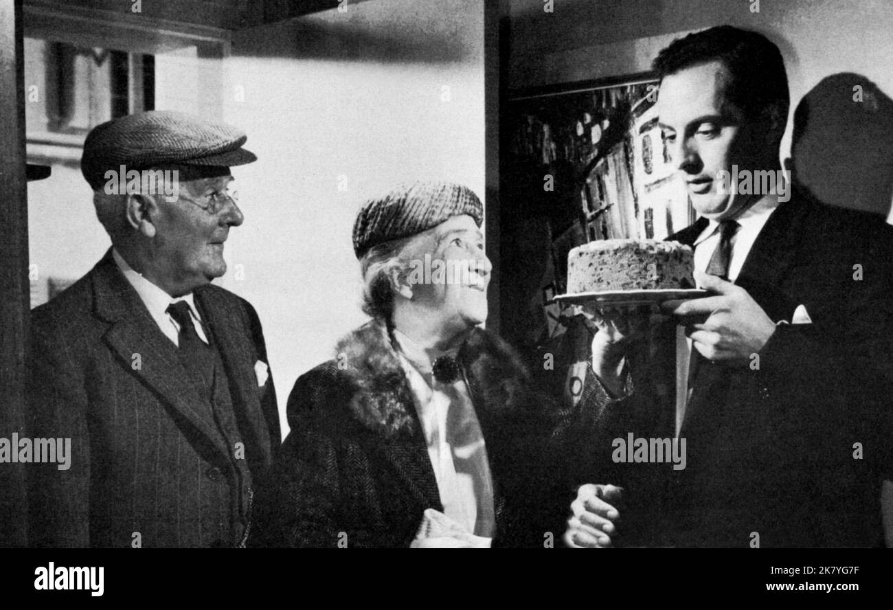 Ian Fleming., Amy Dalby & Francis Matthews Film: La lampada in Assassin Mews; (1962) personaggi: , Victoria Potts & Jack regista: Godfrey Grayson 01 maggio 1962 **AVVERTENZA** questa fotografia è solo per uso editoriale ed è copyright di UNITED ARTISTS e/o del fotografo assegnato dalla Film o dalla Production Company e può essere riprodotta solo da pubblicazioni in concomitanza con la promozione del film di cui sopra. È richiesto un credito obbligatorio per GLI ARTISTI UNITI. Il fotografo deve essere accreditato anche quando è noto. Nessun uso commerciale può essere concesso senza autorizzazione scritta da parte della Film Company. Foto Stock