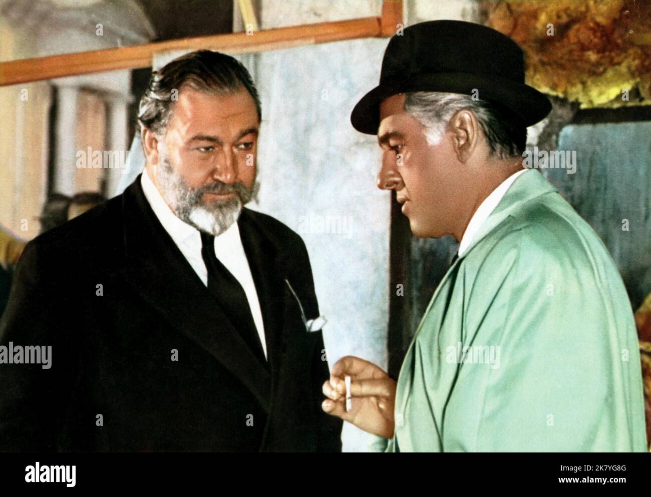 James Robertson Justice & Stewart Granger Film: The Trygon Factor (1962) personaggi: Sir John (voce: Versione inglese) & Supt. Cooper-Smith regista: Cyril Frankel 16 dicembre 1966 **AVVERTENZA** questa fotografia è esclusivamente per uso editoriale ed è copyright di RIALTO e/o del fotografo assegnato dalla Film o dalla Production Company e può essere riprodotta solo da pubblicazioni in concomitanza con la promozione del film di cui sopra. È richiesto un credito obbligatorio per RIALTO. Il fotografo deve essere accreditato anche quando è noto. Nessun uso commerciale può essere concesso senza l'autorizzazione scritta del film Foto Stock