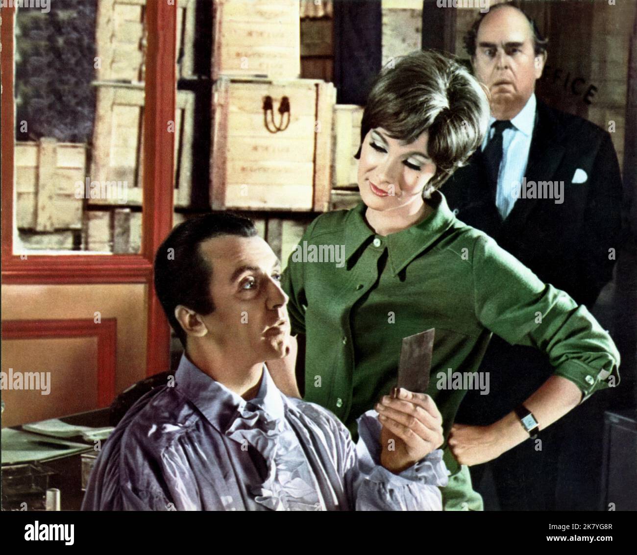 Eddi Arent, Susan Hampshire & Robert Morley Film: The Trygon Factor (UK/GER 1966) personaggi: Emil Clossen,Trudy Emberday & Hubert Hamlyn regista: Cyril Frankel 16 dicembre 1966 **AVVERTENZA** questa fotografia è esclusivamente per uso editoriale ed è copyright di RIALTO e/o del fotografo assegnato dalla Società di produzione e può essere riprodotta solo da pubblicazioni in concomitanza con la promozione del film di cui sopra. È richiesto un credito obbligatorio per RIALTO. Il fotografo deve essere accreditato anche quando è noto. Nessun uso commerciale può essere concesso senza l'autorizzazione scritta del Film Co Foto Stock