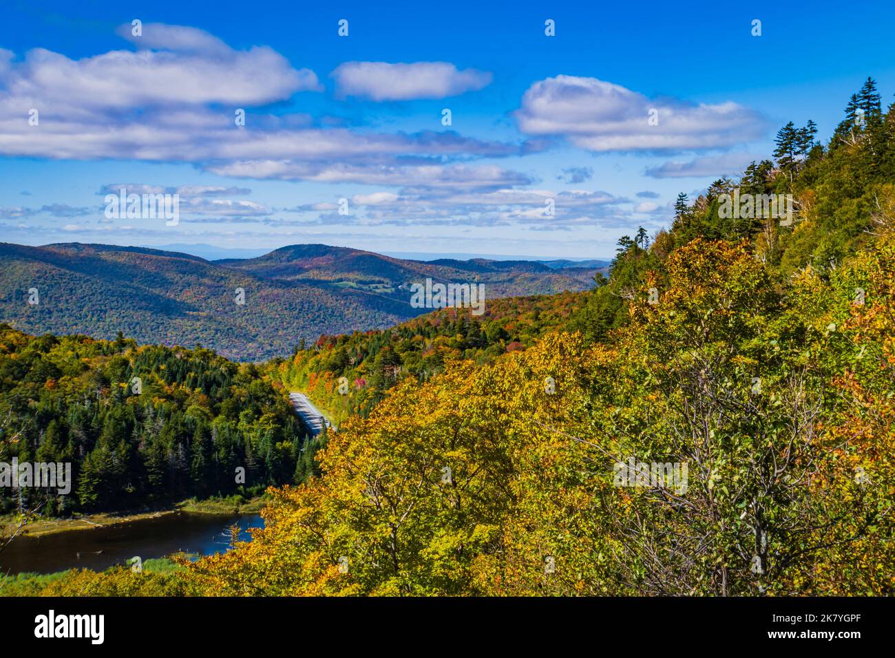 La strada si snoda attraverso l'Appalachian Gap, un passo di montagna nelle Green Mountains del Vermont, in colori luminosi fogliame autunnale Foto Stock