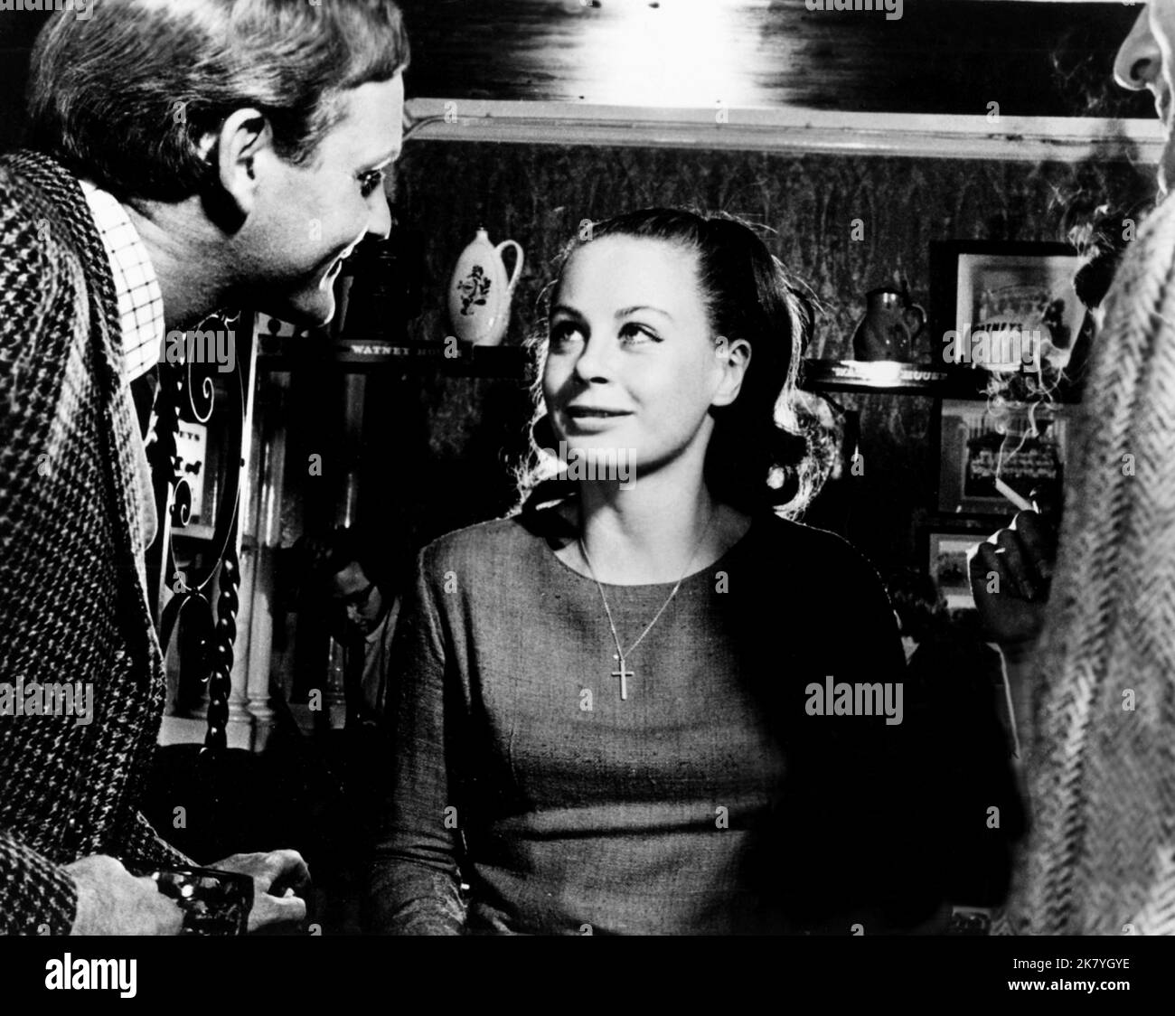 Sarah Miles Film i Was Happy Here (1962) personaggi: Cass Langdon regista: Desmond Davis 01 novembre 1965 **WARNING** questa fotografia è solo per uso editoriale ed è copyright di RANK e/o fotografo assegnato dalla Film o Production Company e può essere riprodotta solo da pubblicazioni in concomitanza con la promozione del suddetto Film. È richiesto un credito obbligatorio per IL RANGO. Il fotografo deve essere accreditato anche se conosciuto. Nessun uso commerciale può essere concesso senza l'autorizzazione scritta di The Film Company. Foto Stock