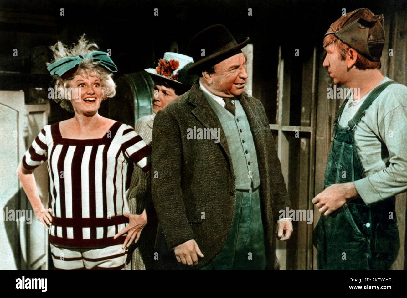 Phyllis Diller & Bob Denver Film: Avete sentito quello circa il venditore di viaggio? (1968) personaggi: Agatha Knabenshu & Bertram Webb Direttore: Don Weis 14 luglio 1968 **AVVERTENZA** questa fotografia è solo per uso editoriale ed è copyright di UNIVERSAL e/o del fotografo assegnato dalla Film o dalla Società di produzione e può essere riprodotta solo da pubblicazioni in concomitanza con la promozione del film di cui sopra. È richiesto un credito obbligatorio a UNIVERSAL. Il fotografo deve essere accreditato anche quando è noto. Nessun uso commerciale può essere concesso senza autorizzazione scritta da parte del Film Compan Foto Stock