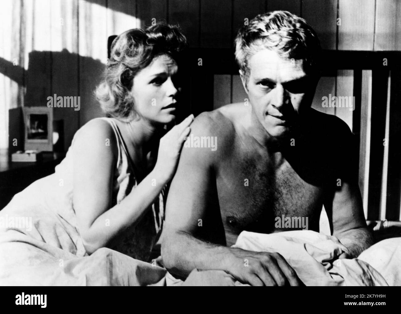 Lee Remick & Steve McQueen Film Baby the Rain Must Fall (1962) personaggi: Georgette Thomas & Henry Thomas regista: Robert Mulligan 12 gennaio 1965 **ATTENZIONE** questa fotografia è solo per uso editoriale ed è copyright di CANNON e/o The Photographer assegnato dalla Film or Production Company e può essere riprodotta solo da pubblicazioni in concomitanza con la promozione del suddetto Film. È richiesto un credito obbligatorio per L'ANNULLAMENTO. Il fotografo deve essere accreditato anche se conosciuto. Nessun uso commerciale può essere concesso senza l'autorizzazione scritta di The Film Company. Foto Stock