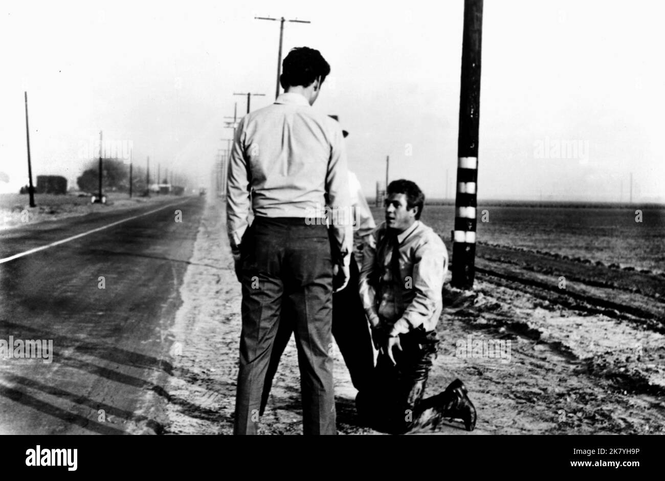 Steve McQueen Film Baby the Rain Must Fall (1965) personaggi: Henry Thomas regista: Robert Mulligan 12 gennaio 1965 **ATTENZIONE** questa fotografia è solo per uso editoriale ed è copyright di CANNON e/o The Photographer assegnato dalla Film o Production Company e può essere riprodotta solo da pubblicazioni in concomitanza con la promozione del suddetto Film. È richiesto un credito obbligatorio per L'ANNULLAMENTO. Il fotografo deve essere accreditato anche se conosciuto. Nessun uso commerciale può essere concesso senza l'autorizzazione scritta di The Film Company. Foto Stock