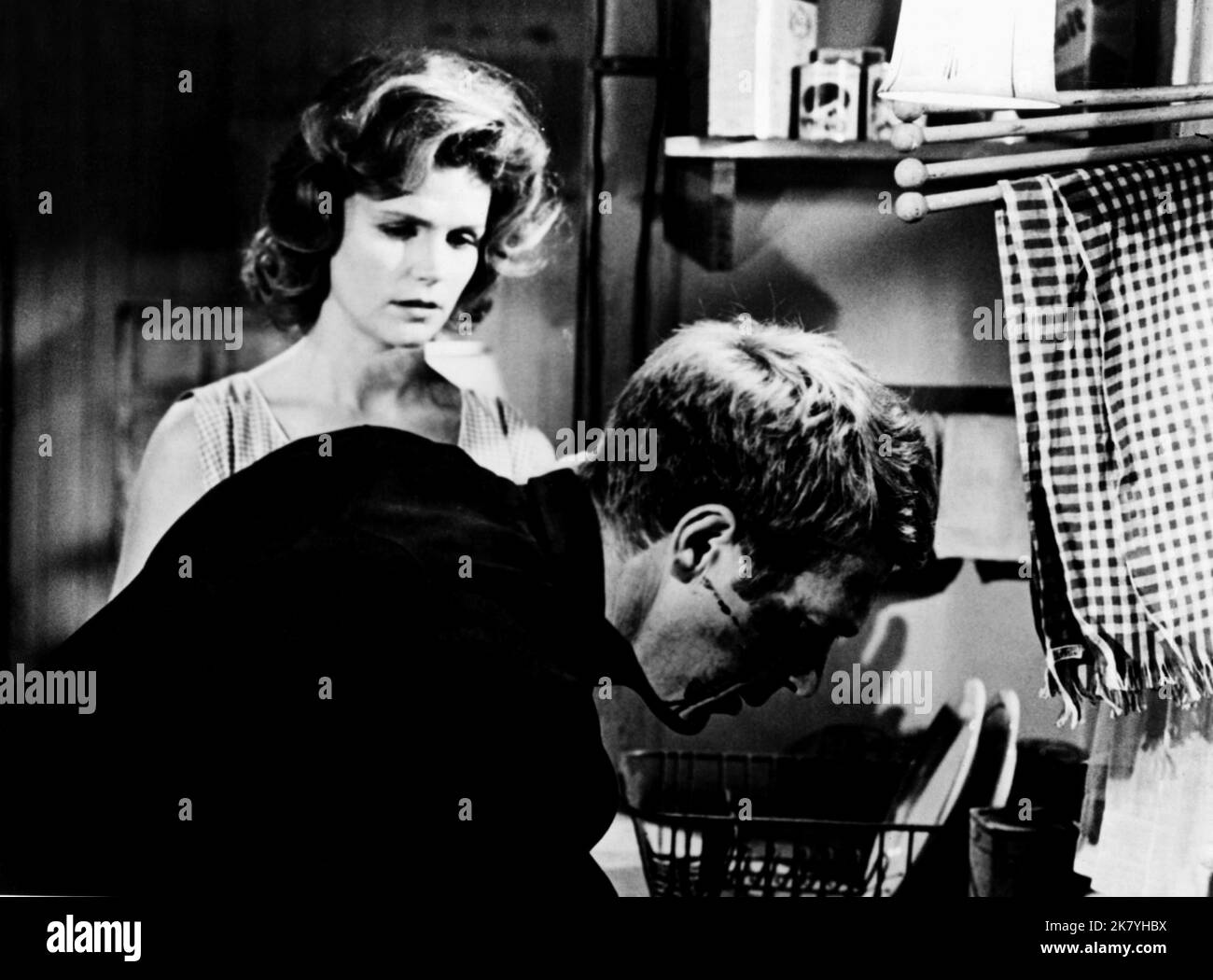 Lee Remick & Steve McQueen Film Baby the Rain Must Fall (1965) personaggi: Georgette Thomas & Henry Thomas regista: Robert Mulligan 12 gennaio 1965 **ATTENZIONE** questa fotografia è solo per uso editoriale ed è copyright di CANNON e/o The Photographer assegnato dalla Film or Production Company e può essere riprodotta solo da pubblicazioni in concomitanza con la promozione del suddetto Film. È richiesto un credito obbligatorio per L'ANNULLAMENTO. Il fotografo deve essere accreditato anche se conosciuto. Nessun uso commerciale può essere concesso senza l'autorizzazione scritta di The Film Company. Foto Stock