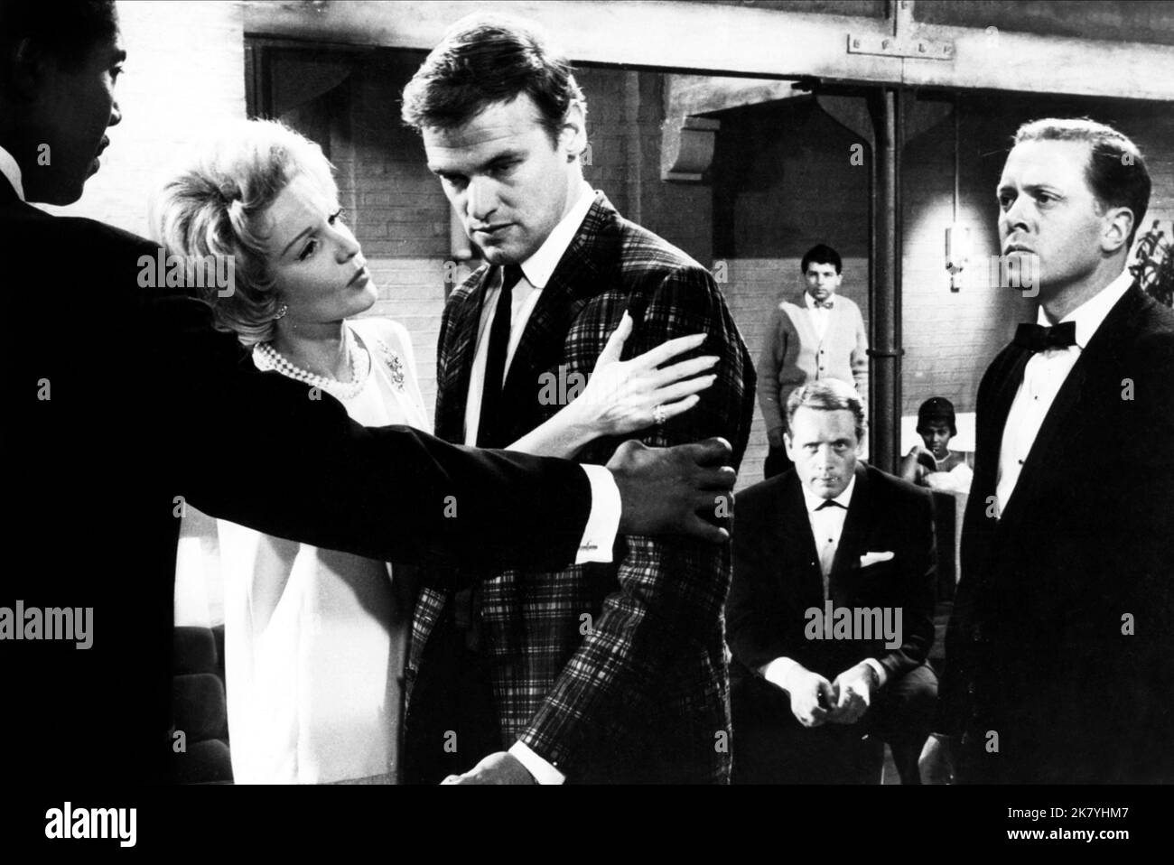 Paul Harris, Betsy Blair, Bernard Braden, Patrick McGoohan e Richard Attenborough Film: All Night Long (UK 1962) personaggi: Aurelius Rex, Emily, Lou Berger, Johnnie Cousin & Rod Hamilton regista: Basil Dearden 06 febbraio 1962 **AVVERTENZA** questa fotografia è solo per uso editoriale ed è copyright di RANK e/o del fotografo assegnato dalla Film o dalla Società di produzione e può essere riprodotta solo da pubblicazioni in concomitanza con la promozione del film di cui sopra. È richiesto un credito obbligatorio per LA CLASSIFICA. Il fotografo deve essere accreditato anche quando è noto. Non può essere concesso alcun uso commerciale Foto Stock